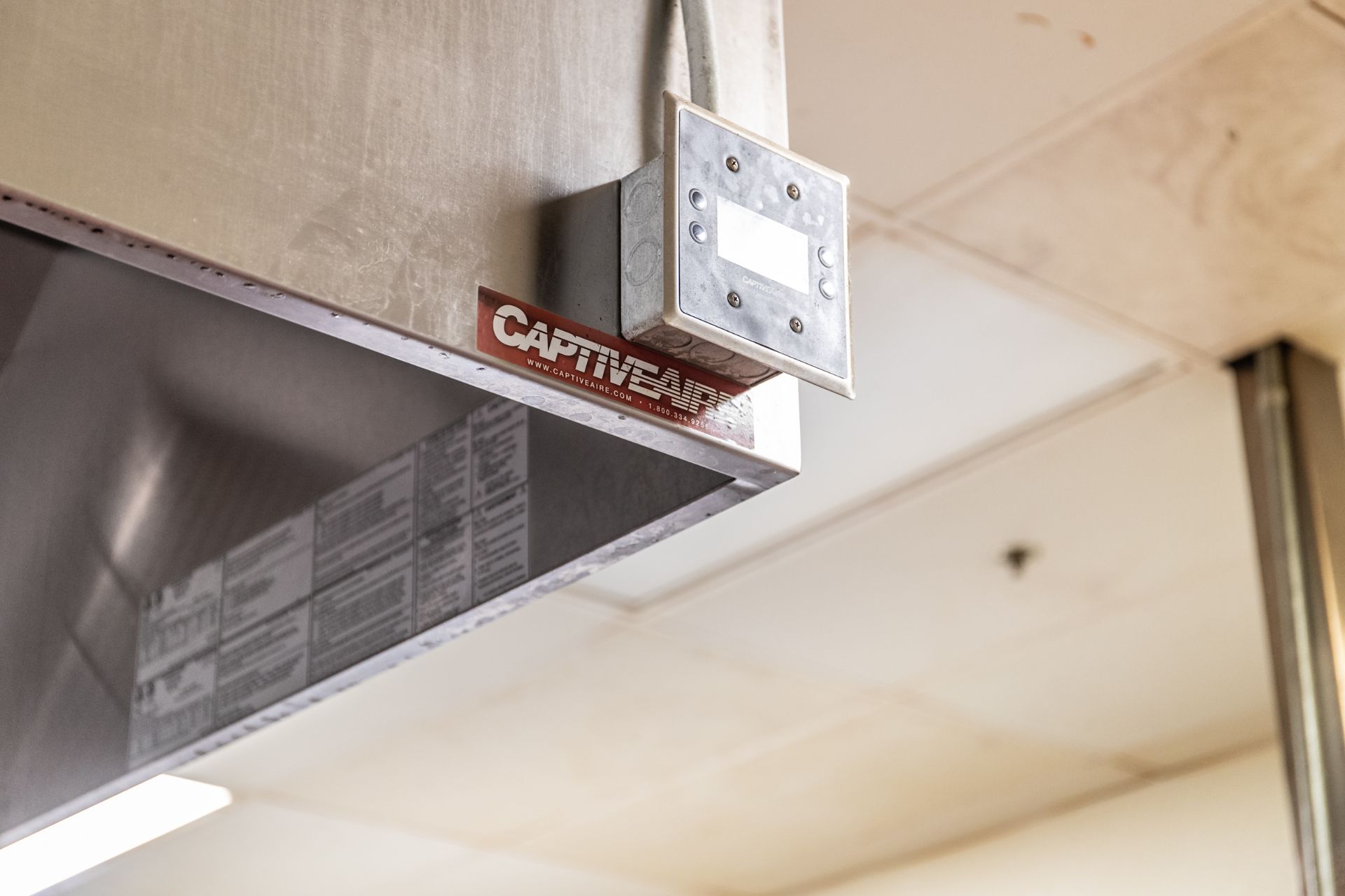 CAPTIVE AIR DOUBLE SIDED EXHAUST HOOD H- L- W- (AT YOUR COST MUST HAVE CERTIFIED CONTRATOR TO REMOVE - Image 3 of 6