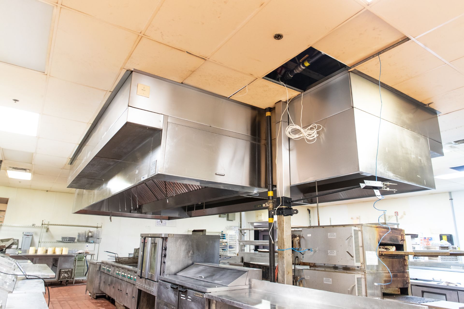 CAPTIVE AIR DOUBLE SIDED EXHAUST HOOD H- L- W- (AT YOUR COST MUST HAVE CERTIFIED CONTRATOR TO REMOVE - Image 6 of 6