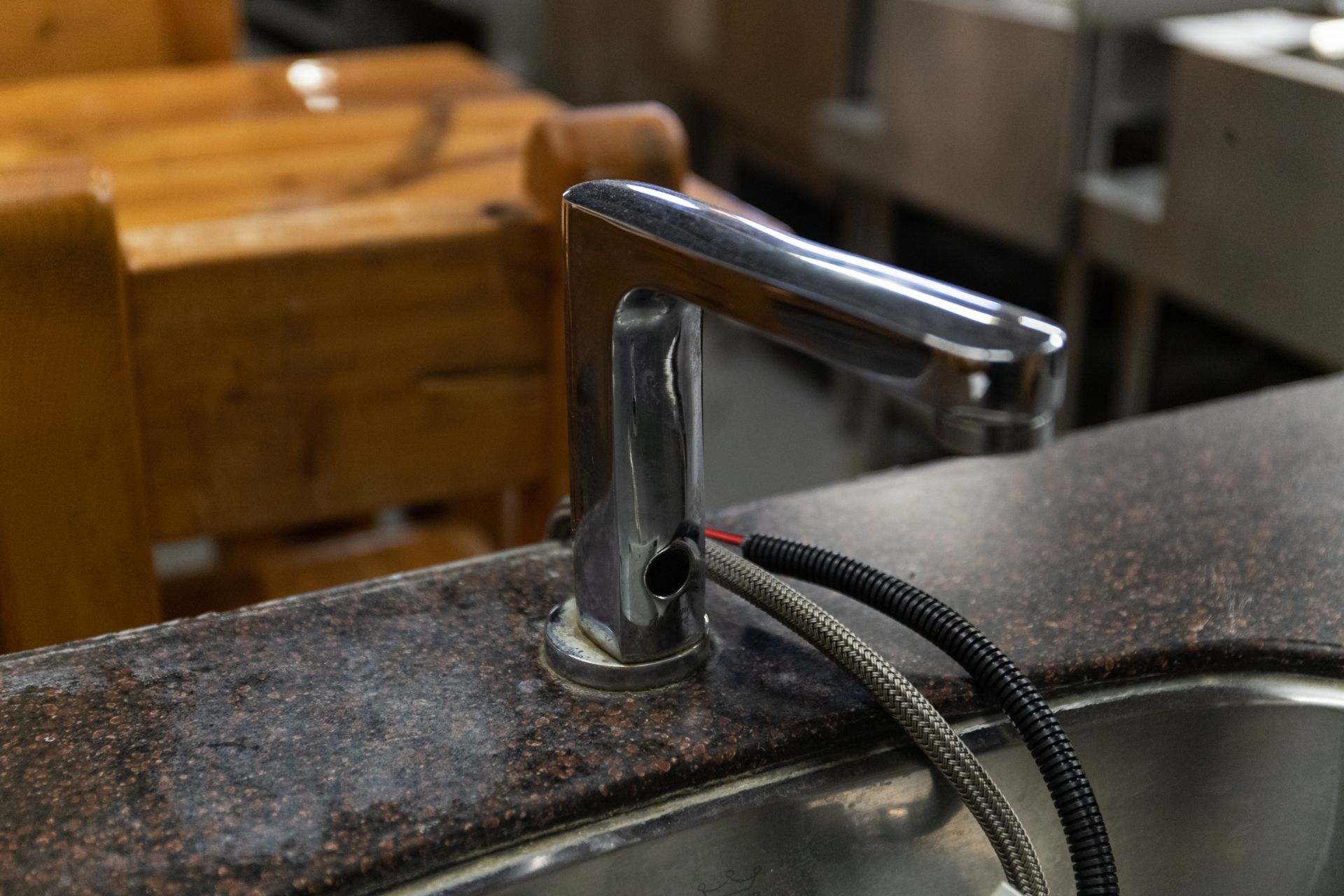 1 FAUCET SINK (TOUCHLESS) WITH STEEL FRAME, CORIAN TOP AND WHITE PINE CLADDING H-32'' W-23'' L-36'' - Image 3 of 5