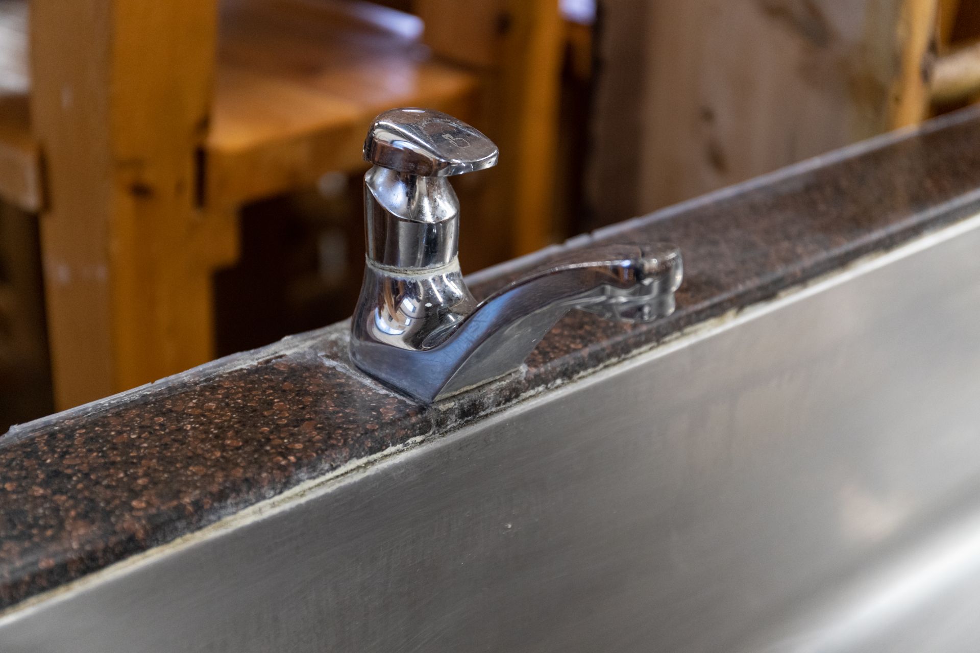3 FAUCET SINK UNIT WITH STEEL FRAME, CORIAN TOP AND WHITE PINE CLADDING H-32.5'' W-231/4" L- 80" - Image 3 of 5