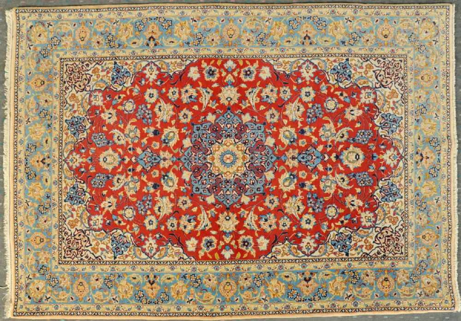 Kork-Isfahan, Persien, 110 x 150 cmWolle, sehr feine Knüpfung, rotgrundig, mehrfarb. Medaillon,