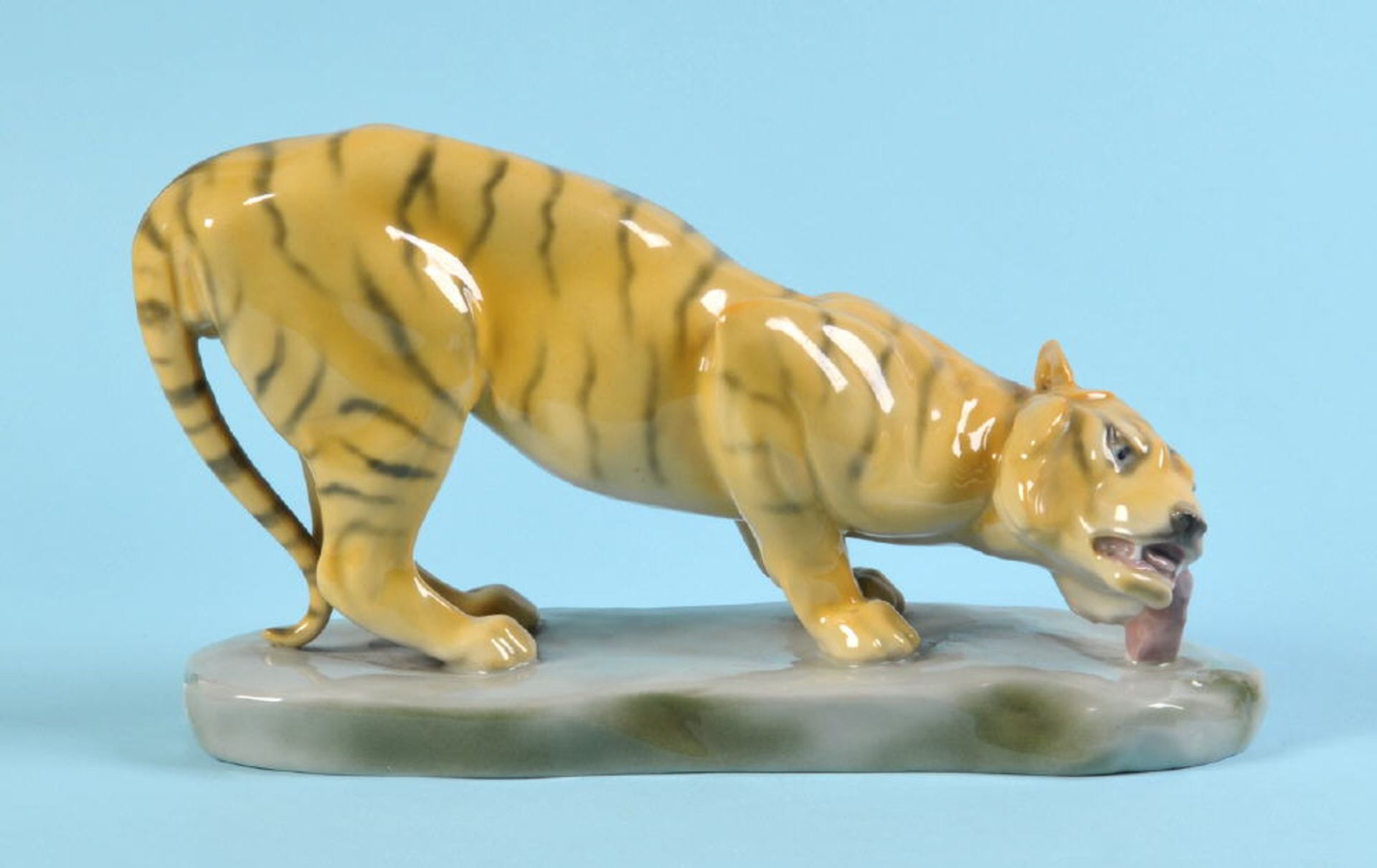 Figur - Fressender Tiger "Heubach"Porzellan, farbig gefasst, auf Sockel, H= 15 cm