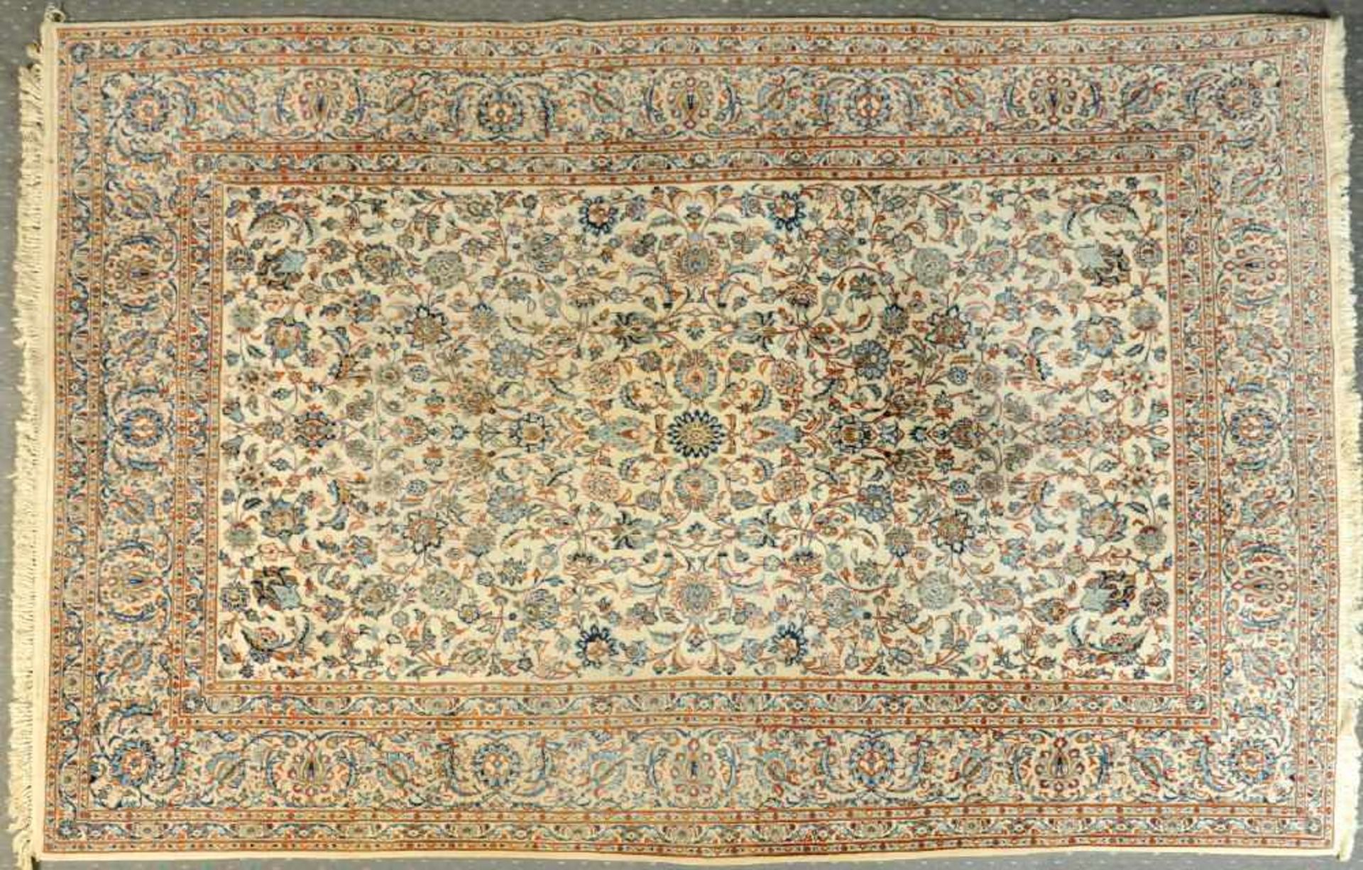 Keschan, Persien, 208 x 318 cmWolle, hellgrundig, durchgemustert mit floralen Motiven, beigegrund.
