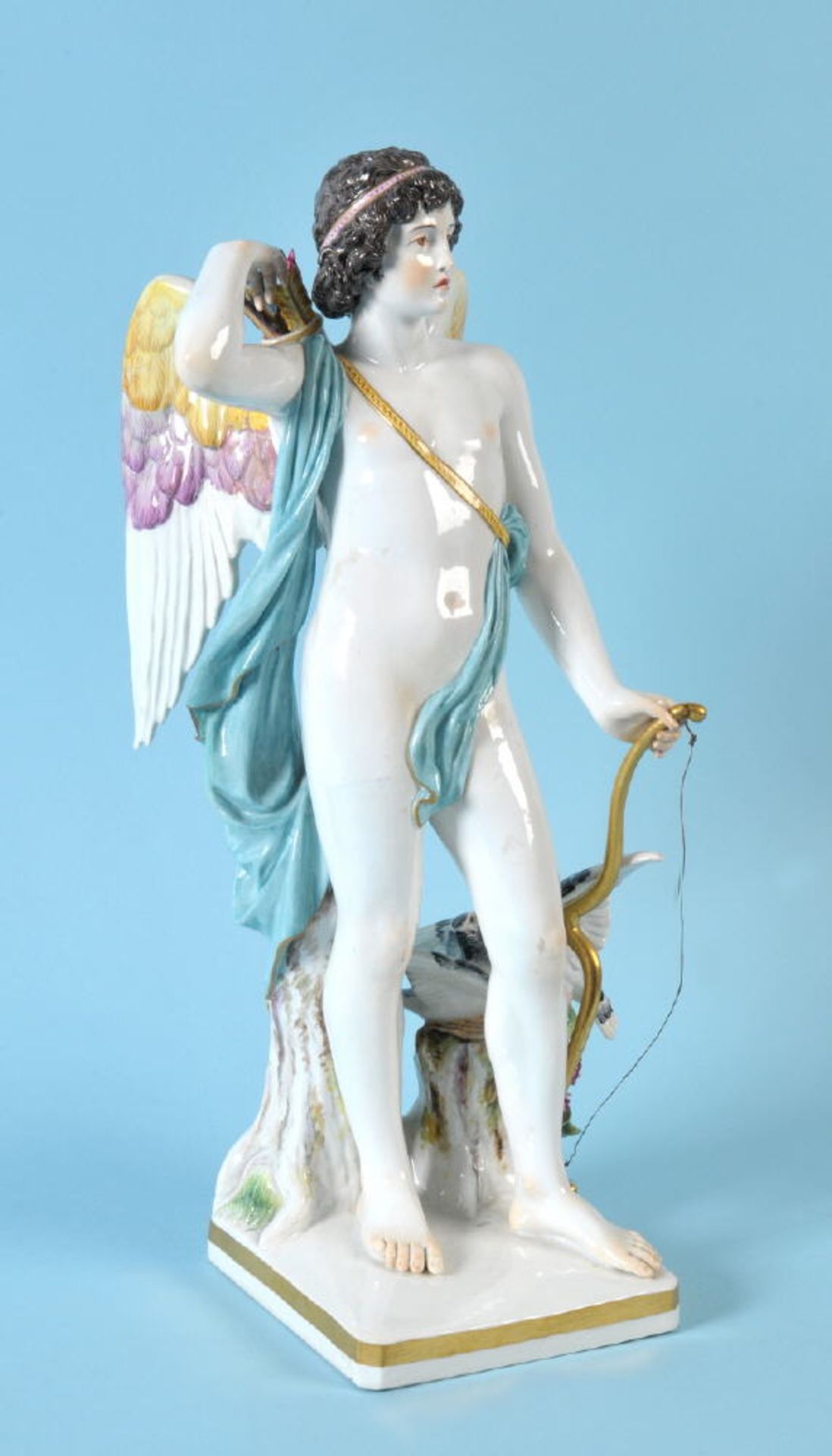 Figur - Amor "Schwerter Meissen"Porzellan, farbig gefasst, auf Sockel mit 2 Tauben, H= 37 cm,