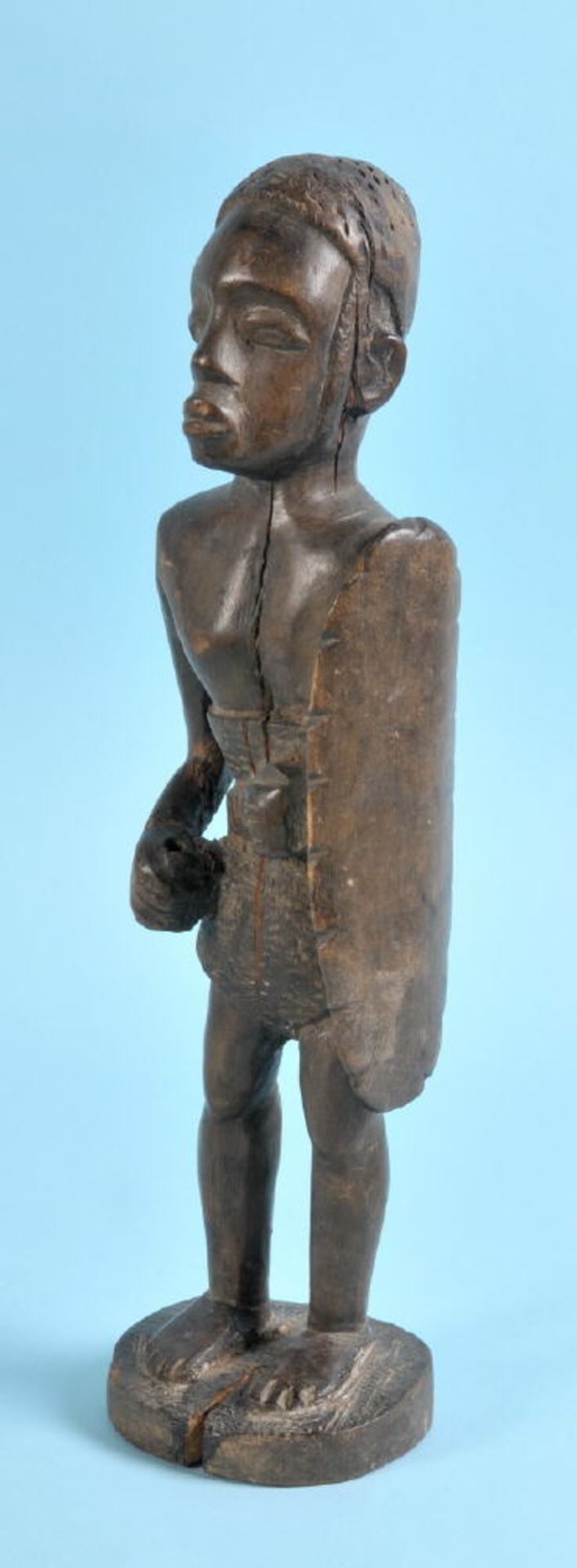 Afrikanische Kultfigur - KriegerHolz, braun gebeizt, auf Sockel, H= 38 cm, Spannungsriss