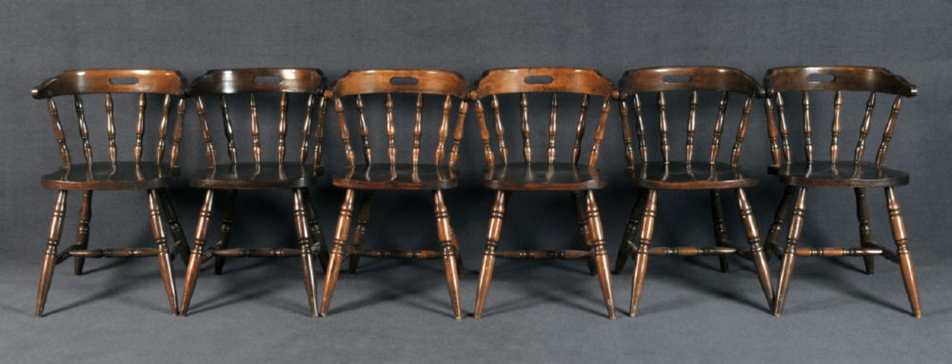 Windsorstühle, 6 StückHartholz, dunkel gebeizt, 4 gedrechselte, ausgestellte Beine mit