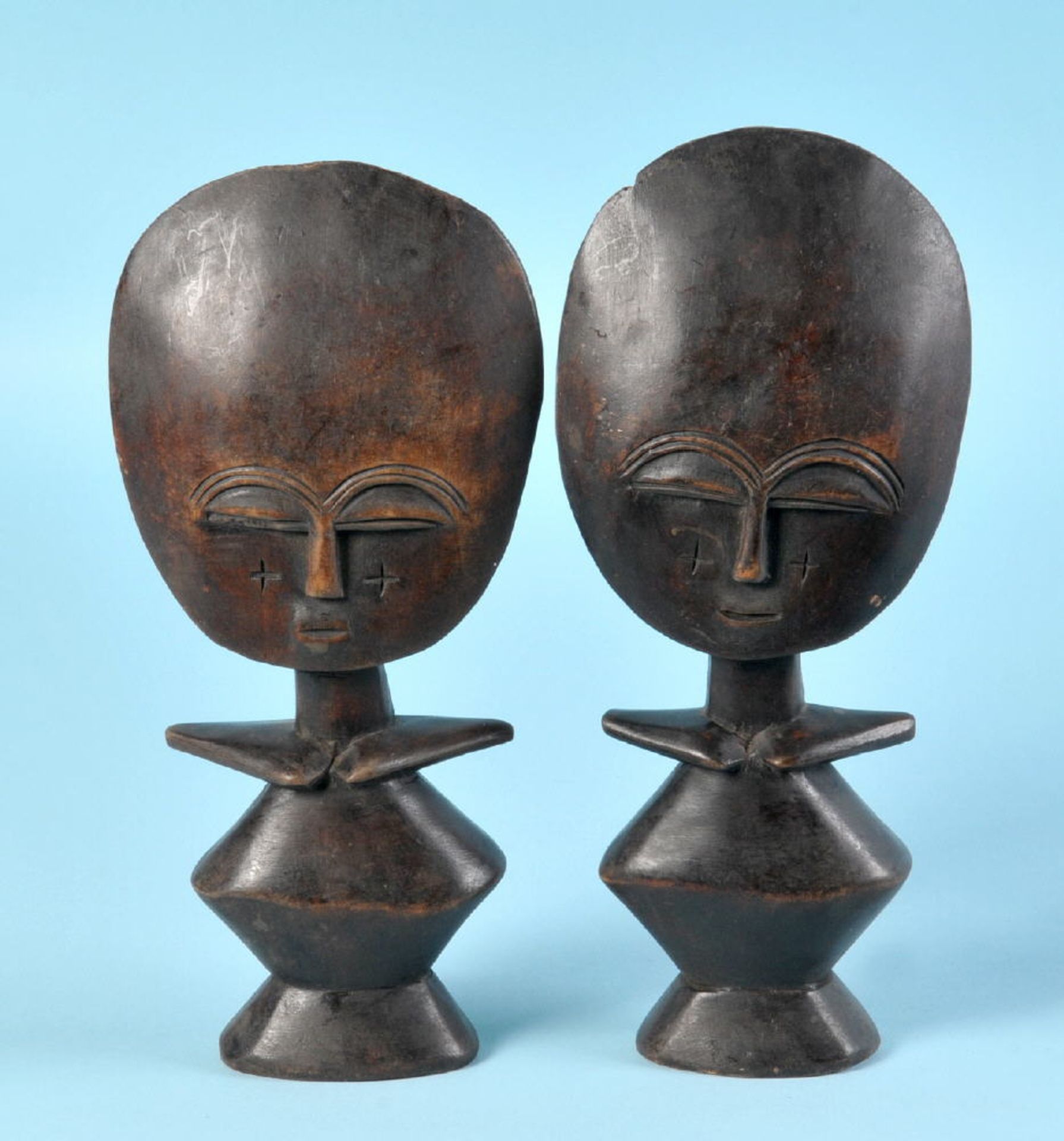 Afrikanische Kultfiguren, 2 Stück - Akua-Ba-PuppenHolz, braun gebeizt, H= 25/25,5 cm, Ashanti,