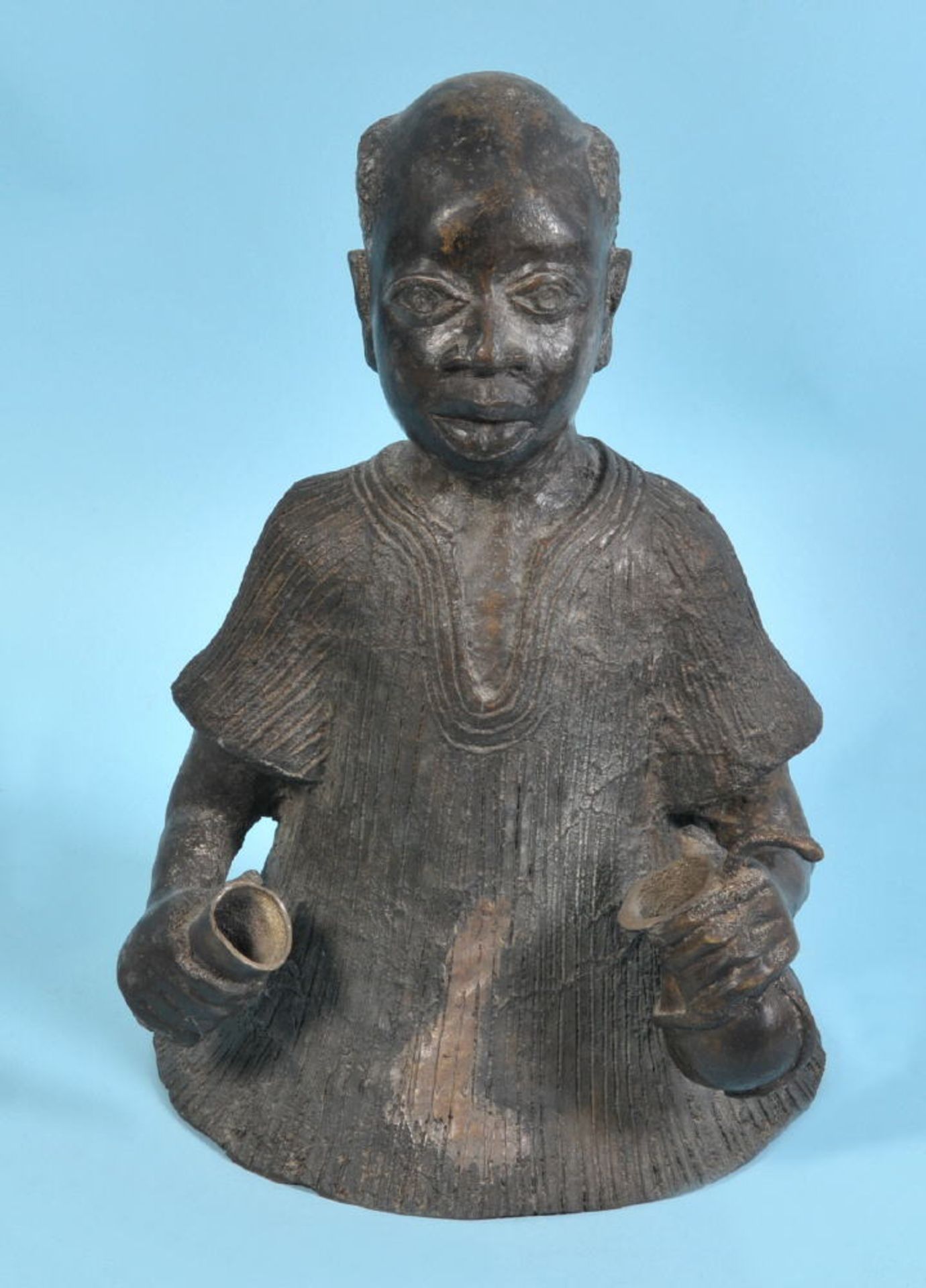 Afrikanische Skulptur - Mann mit zwei GefäßenBronze, dunkel patiniert, H= 38 cm, Nigeria