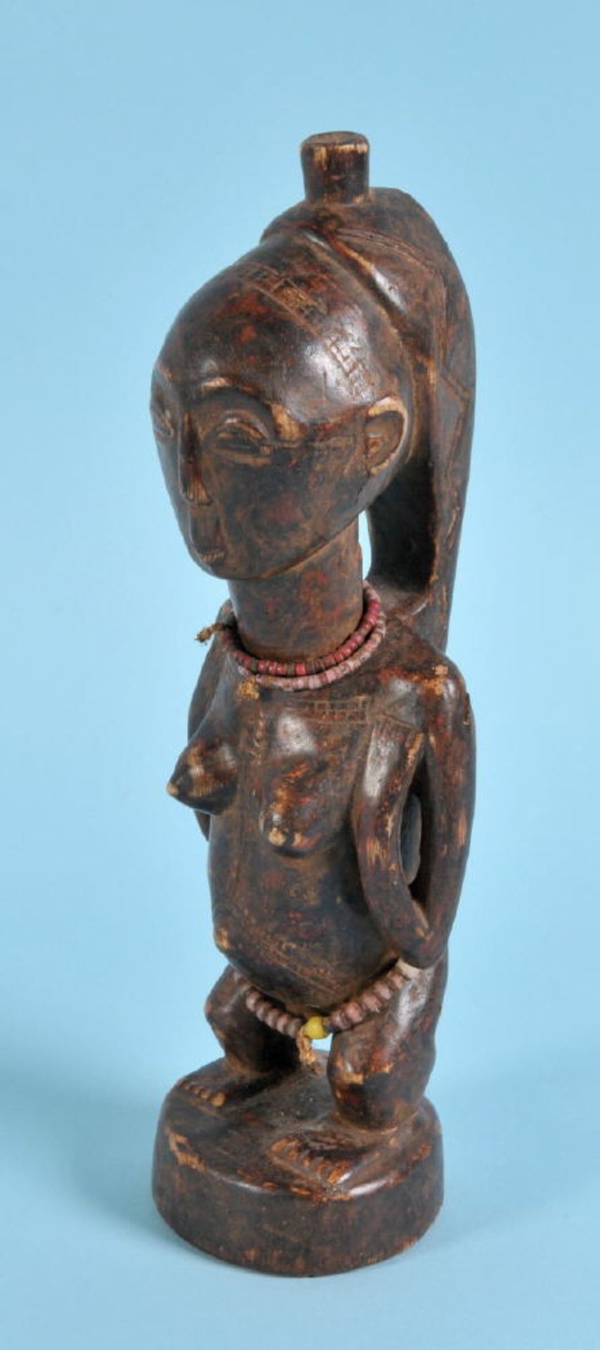 Afrikanische Kultfigur - Stehende FrauHolz, braun gebeizt, mit Perlschmuck, auf Sockel, H= 28 cm,