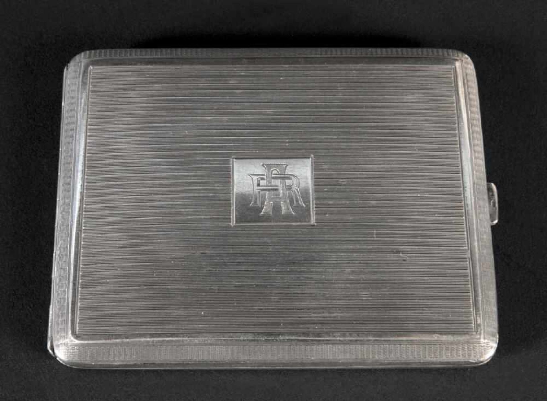 Zigarettenetui800 Silber, 137 g, Rillendekor, graviertes Monogr. "AR", 10,5 x 8 cm