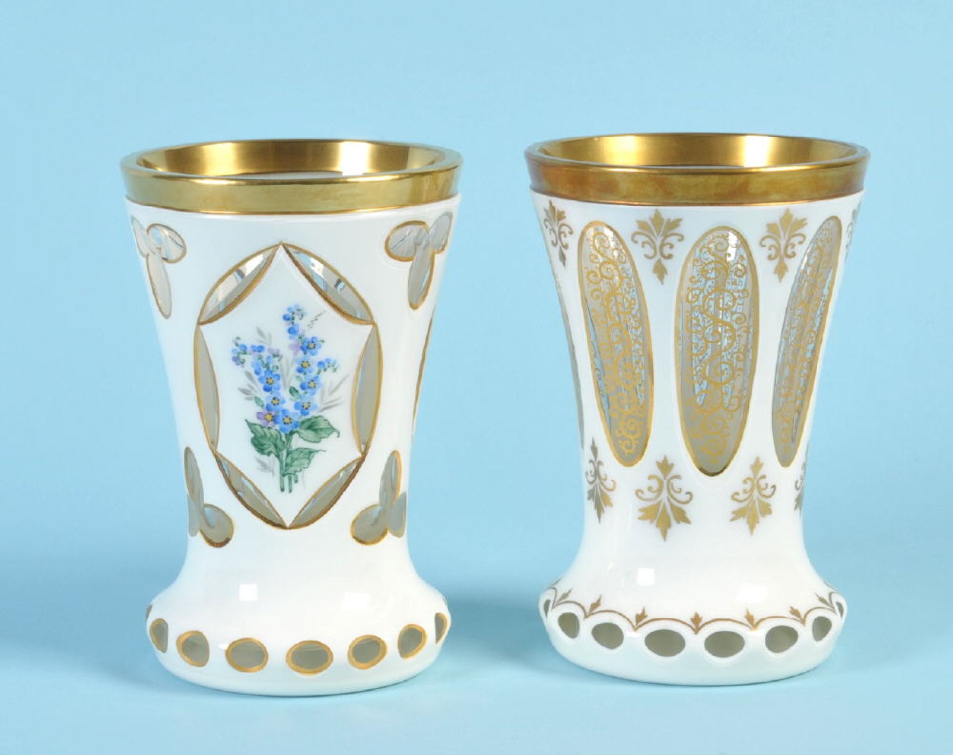 Becher, 2 Stückfarbloses Glas, weißer Überfang, handbemalt, Blumen- u. Golddekor, Goldrand,