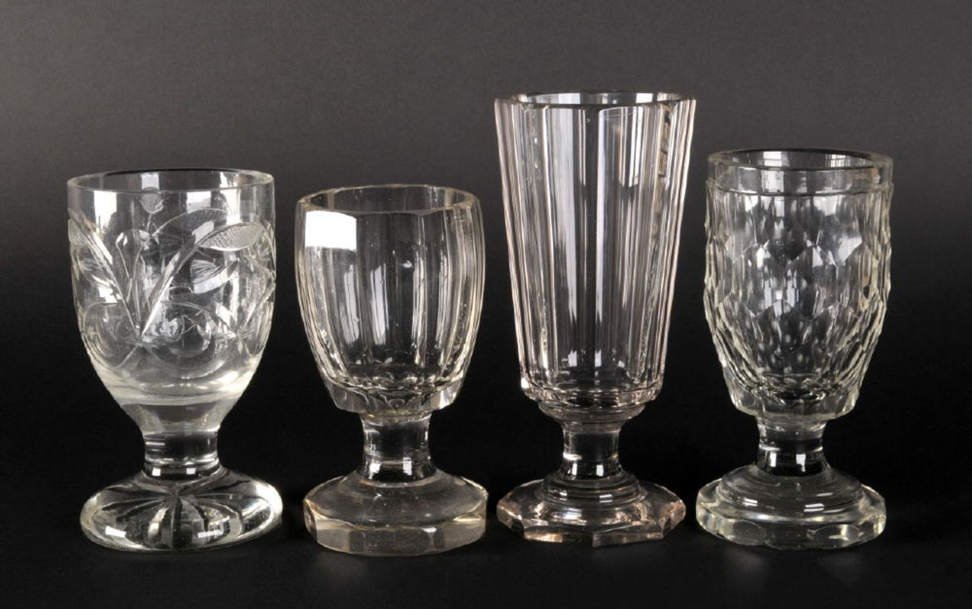 Fußbecher, 4 Stückfarbloses Glas, versch. Formen u. Dekors, H= 13-17 cm