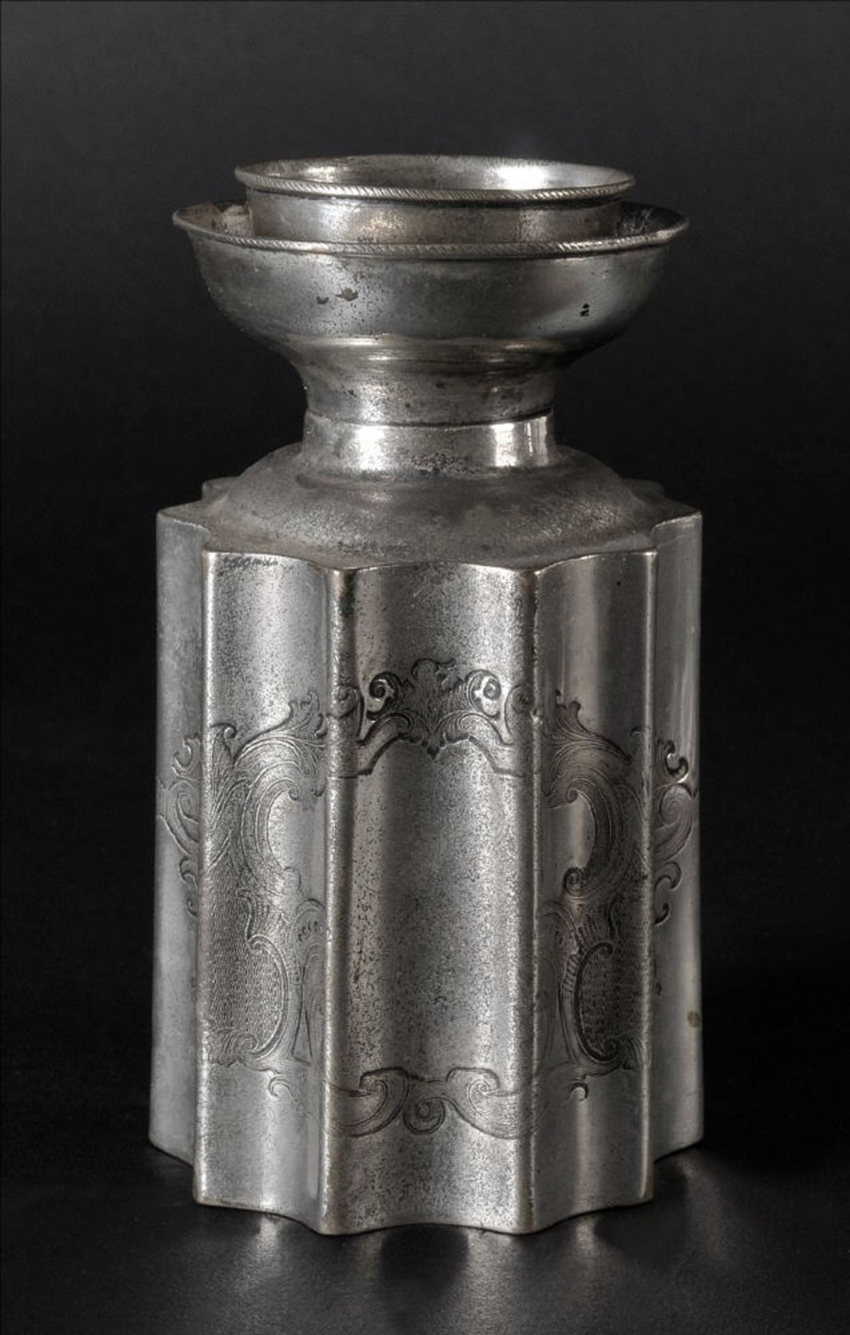 Teedose13 Lot Silber, 99 g, graviertes Ornamentdekor, kannelierte Wandung, H= 12,5 cm, Beschau: