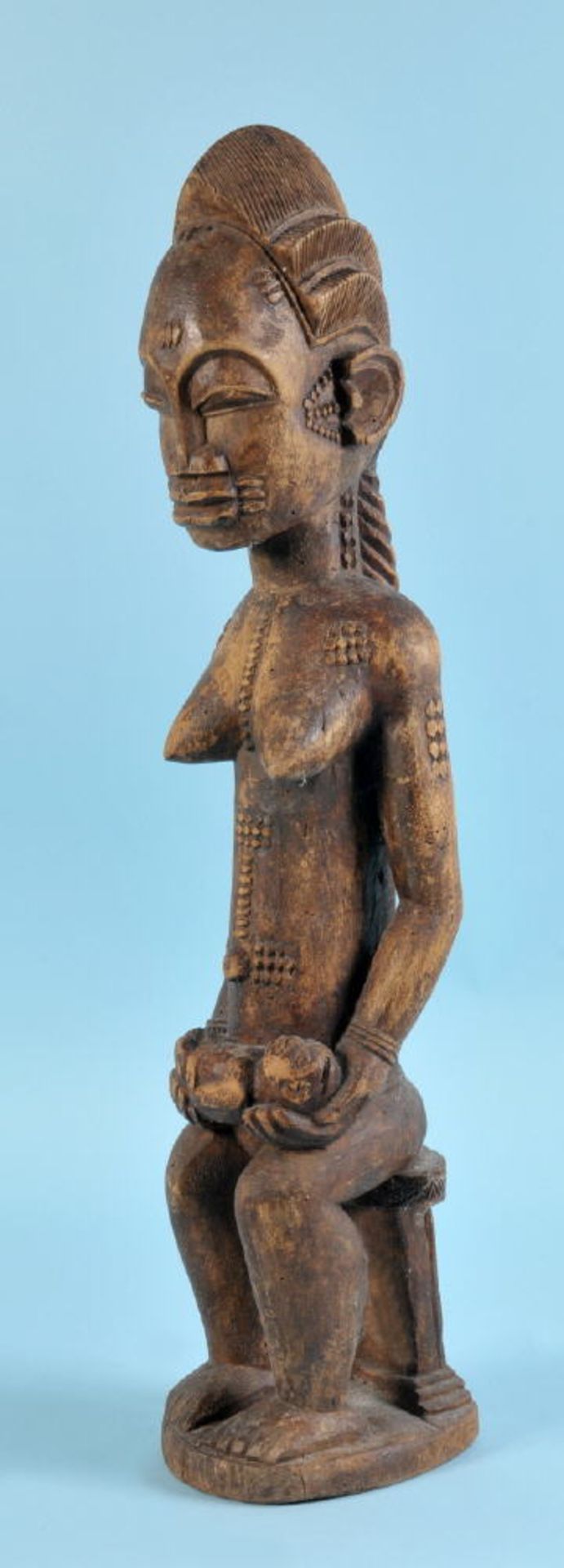 Afrikanische Kultfigur - Maternité-FigurHolz, braun gebeizt, auf Sockel, H= 63,5 cm, Baule,