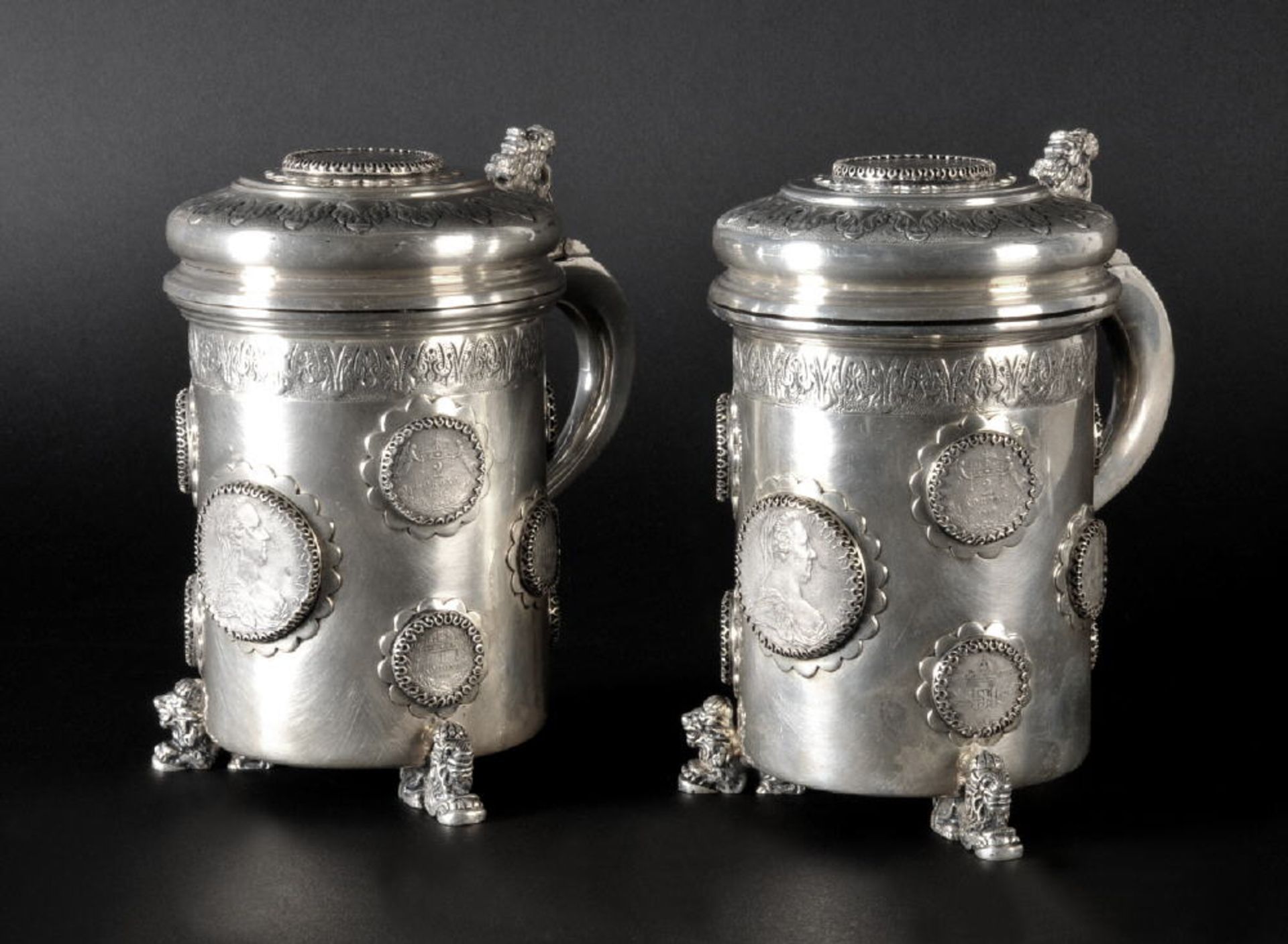 Bierhumpen mit Klappdeckeln, 2 Stück - Münzhumpen835 Silber, 1824 g, Dekor mit 12 montierten