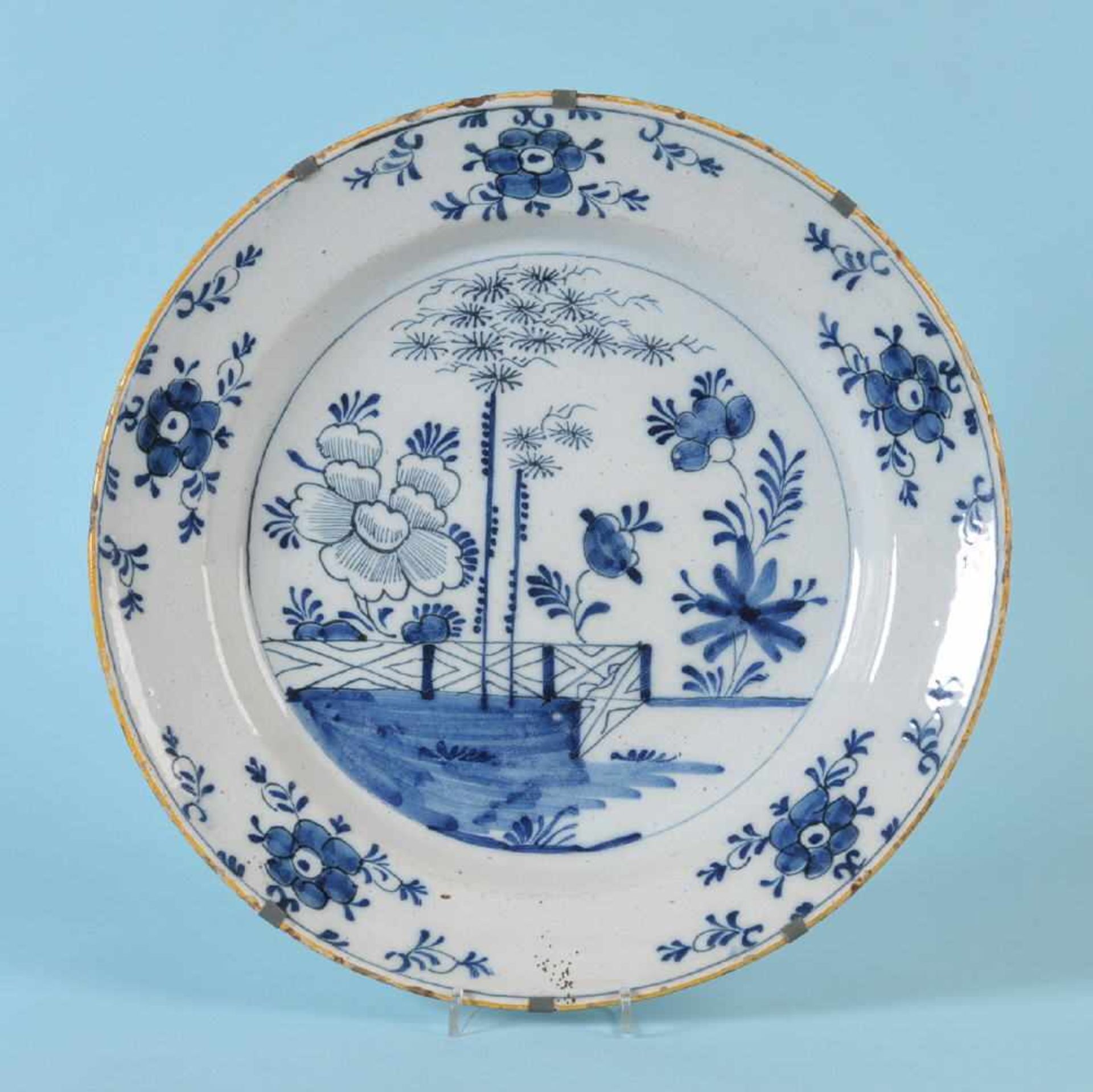 PlatteFayence, beige Glasur, handbemalt, blaues Blumendekor, D= 35,5 cm, wohl Delft, 18. Jh., Rand