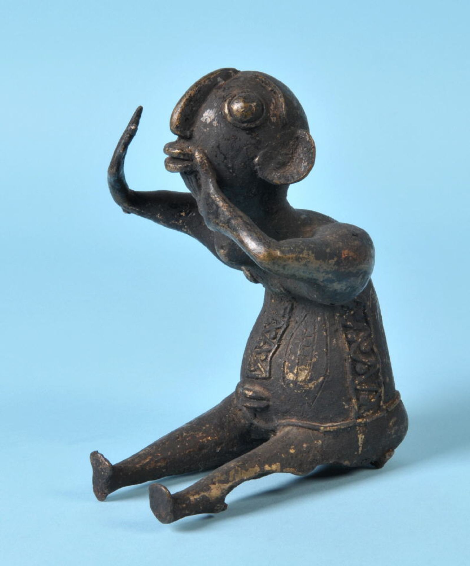 Afrikanische Kultfigur - Sitzender MannBronze, dunkel patiniert, H= 17,5 cm, leicht besch.,