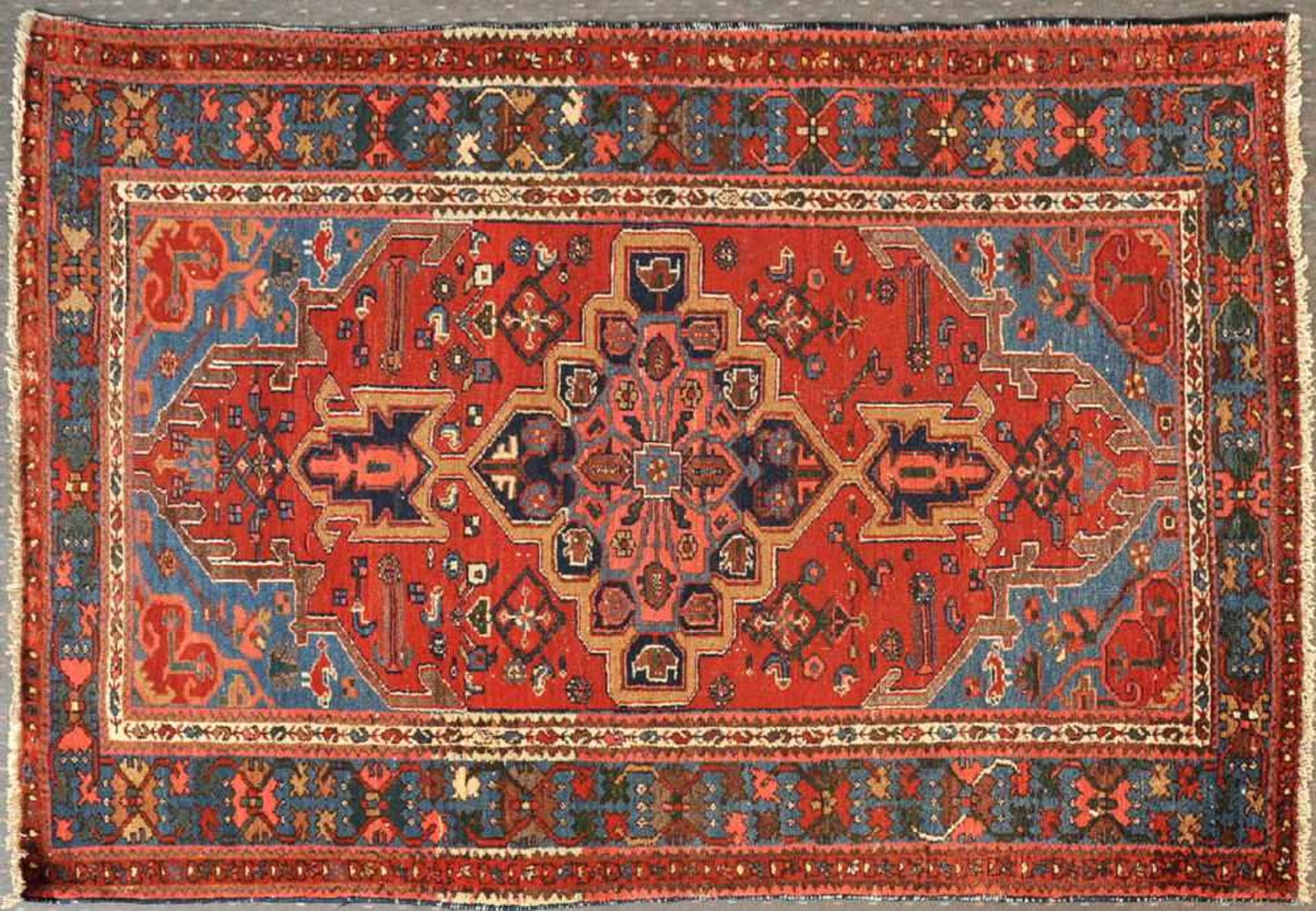 Bachtiar, Persien, 138 x 200 cmWolle, rotgrundig, großes, mehrfarb. Mittelstück, umgeben von stilis.