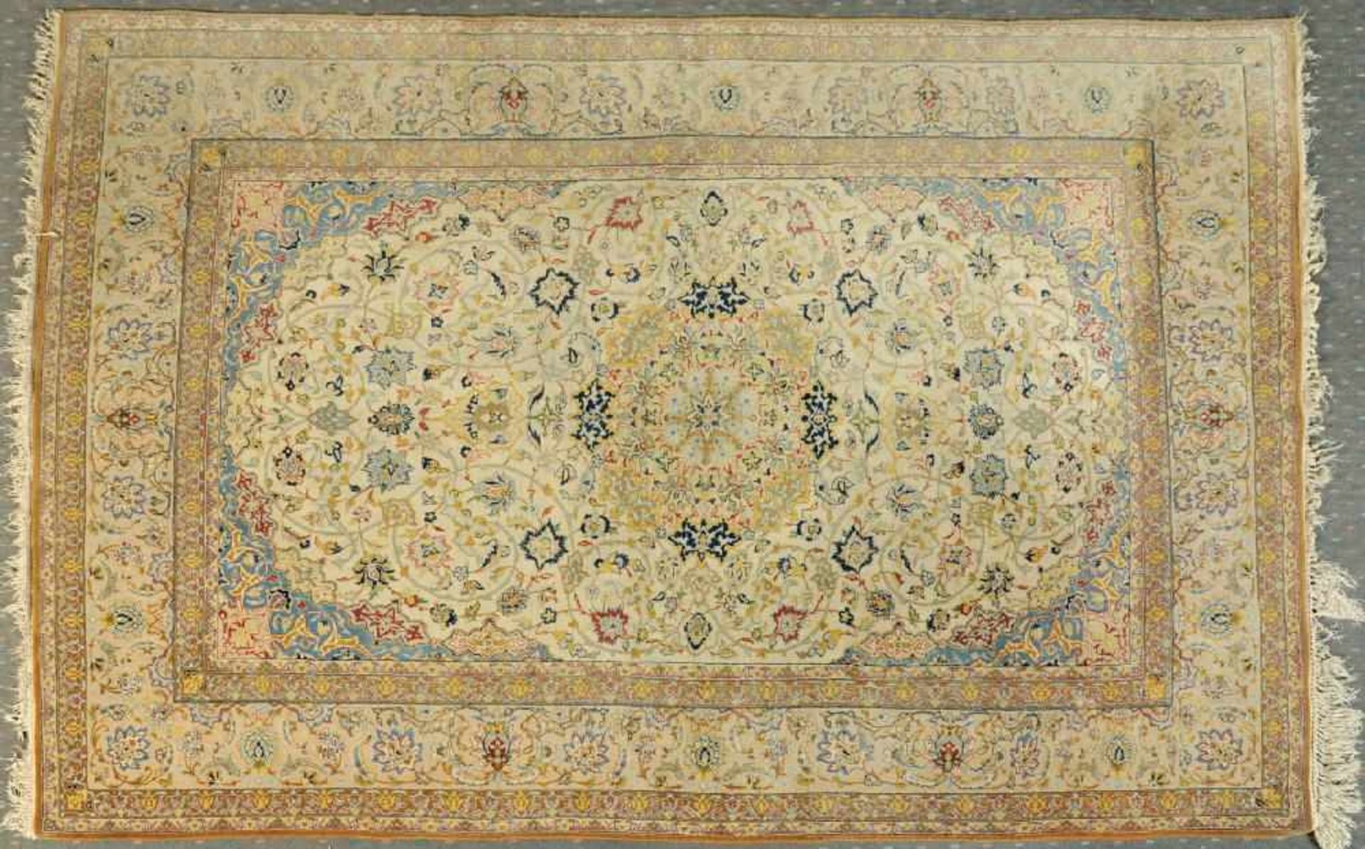 Isfahan, Persien, 144 x 219 cmälter, Wolle auf Seide, feine Knüpfung, beigegrundig, mehrfarb.