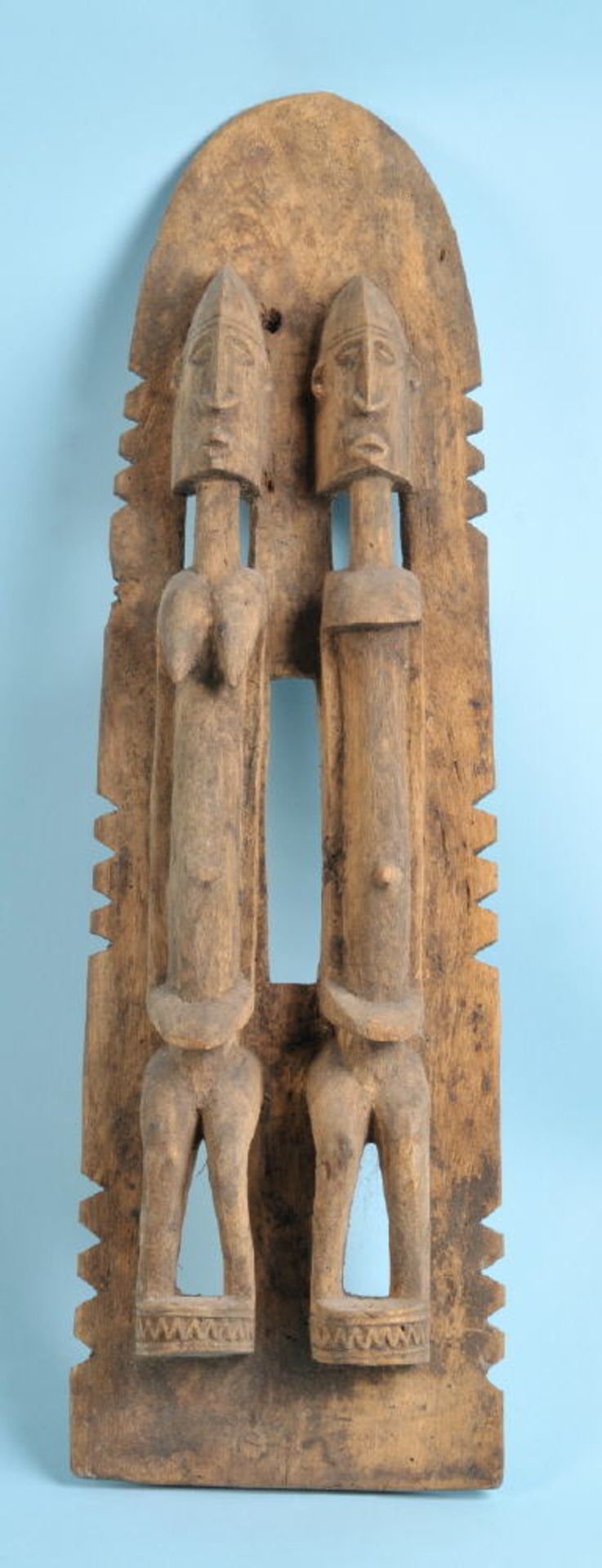 Afrikanische SchnitzereiHolz, braun gebeizt, Dekor mit plast. Figuren-Paar, H= 72,5 cm, Dogon, Mali