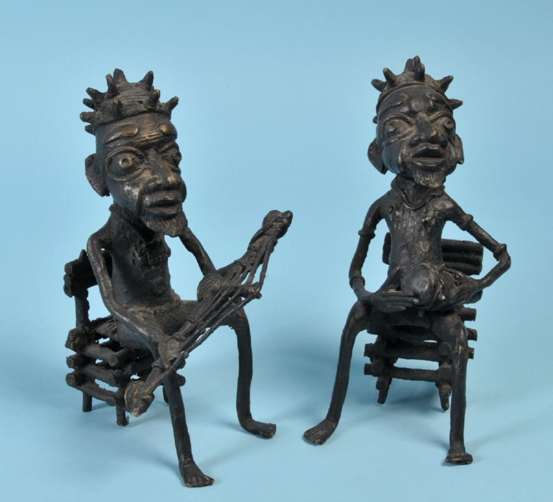 Afrikanische Kultfiguren, 2 Stück - MusikerBronze, dunkel patiniert, H= 19 cm, Kamerun