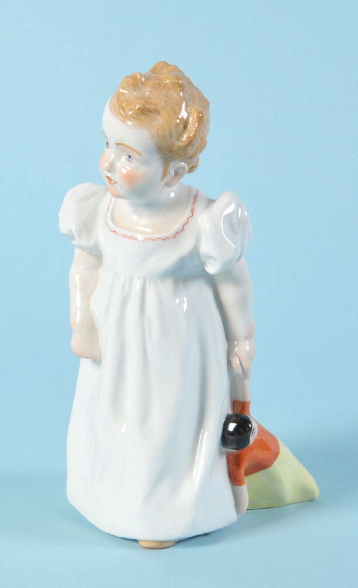 Figur - Mädchen mit Puppe "Schwerter Meissen"Porzellan, farbig gefasst, H= 17 cm, Entwurf Konrad