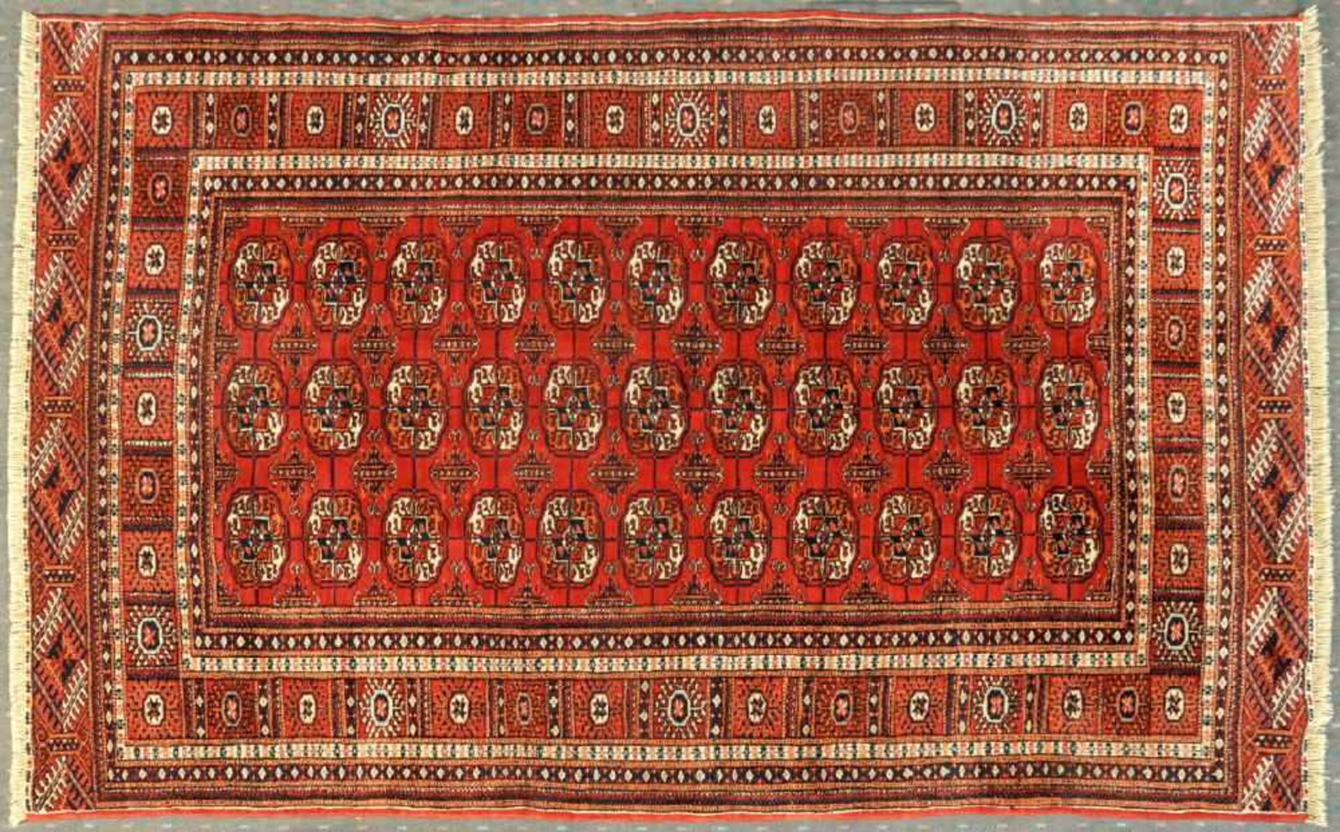 Bouchara, Turkmenien (?), 120 x 180 cmälter, Wolle, feine Knüpfung, rotgrundig, 3 fortlaufende