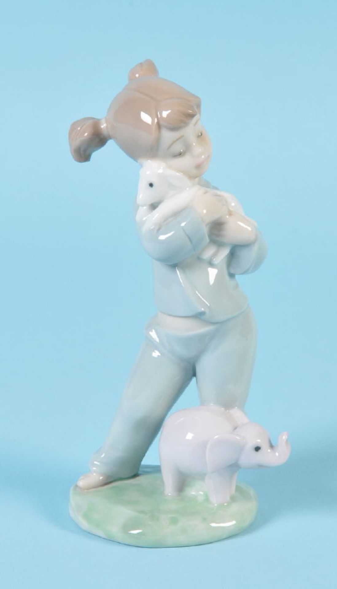 Figur - Mädchen mit Lämmlein u. Elefant "Lladro"Porzellan, farbig gefasst, auf Sockel, H= 18,5 cm