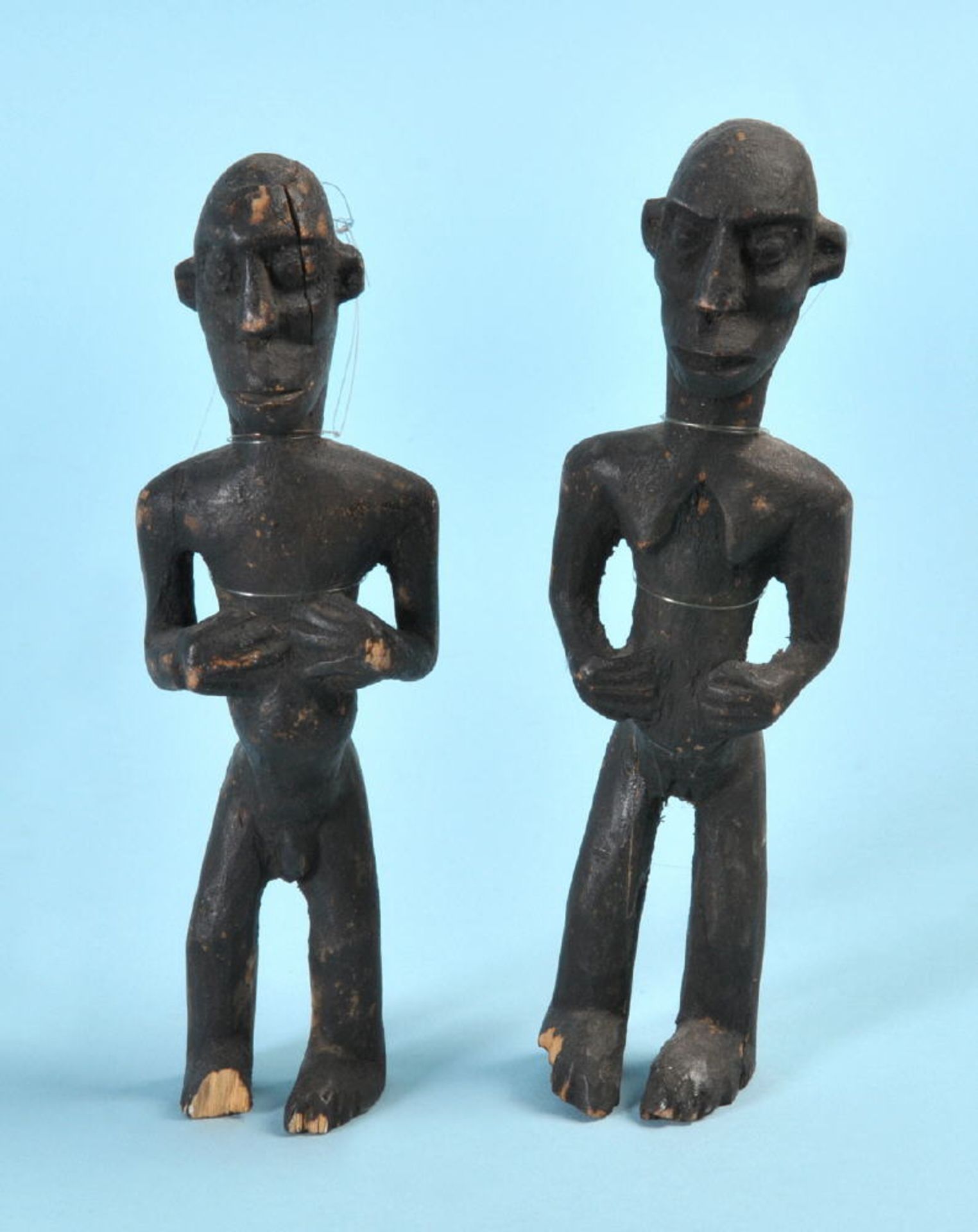 Afrikanische Kultfiguren, 2 StückHolz, braun gebeizt, H= 17/18 cm, leicht besch., Westafrika