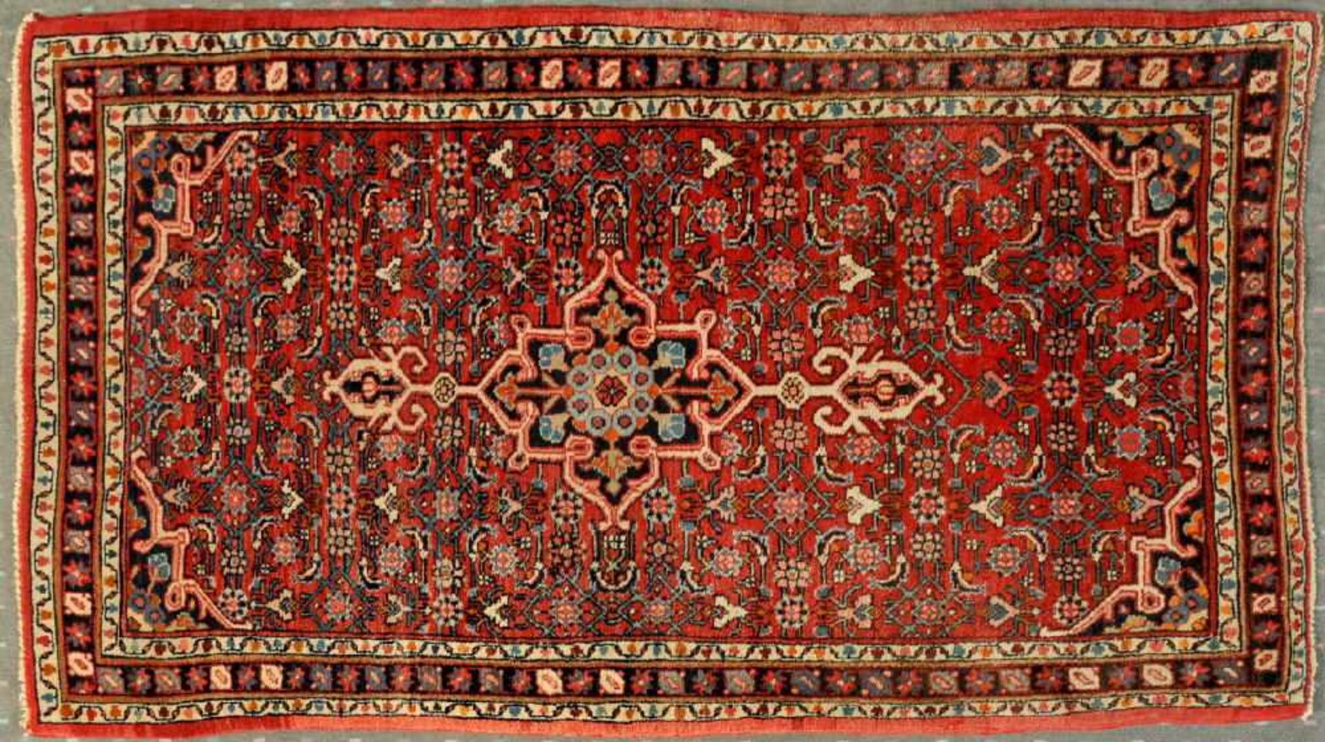 Bidjar, Persien, 76 x 140 cmälter, Wolle, feine Knüpfung, rotgrundig, längliches, mehrfarb.