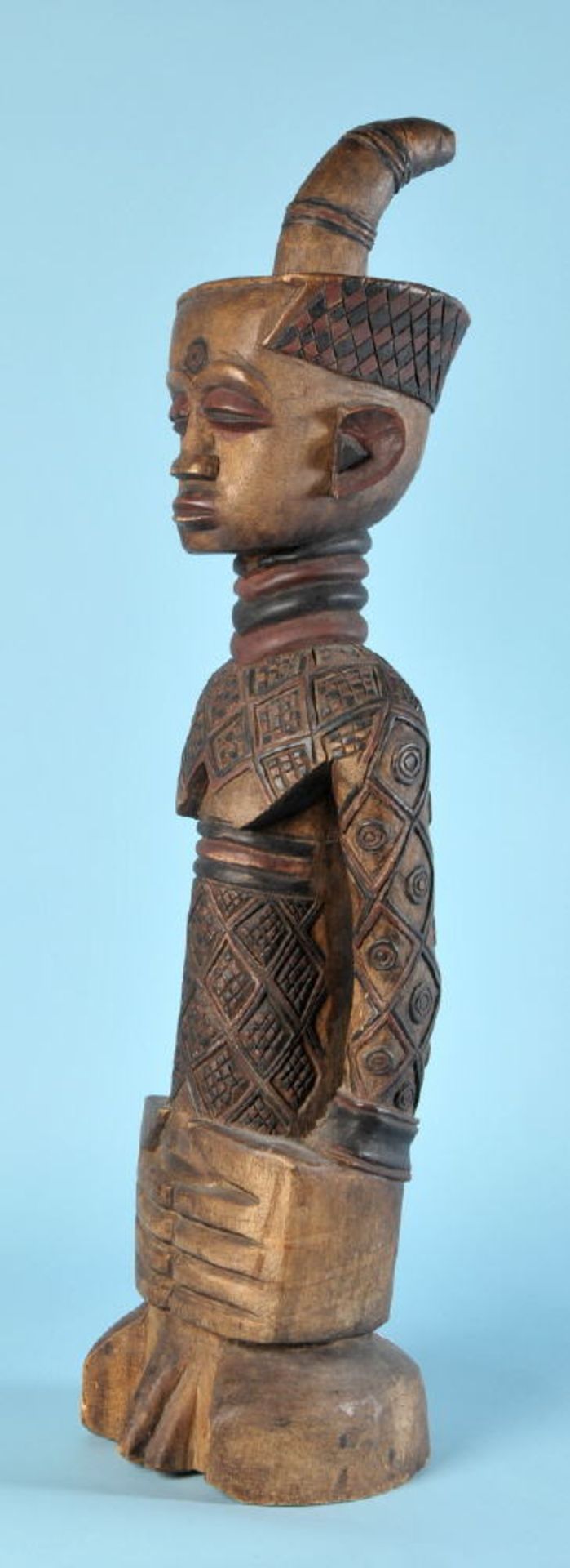 Afrikanische KultfigurHolz, braun gebeizt, teilw. farbig gefasst, H= 72,5 cm, wohl Kongo