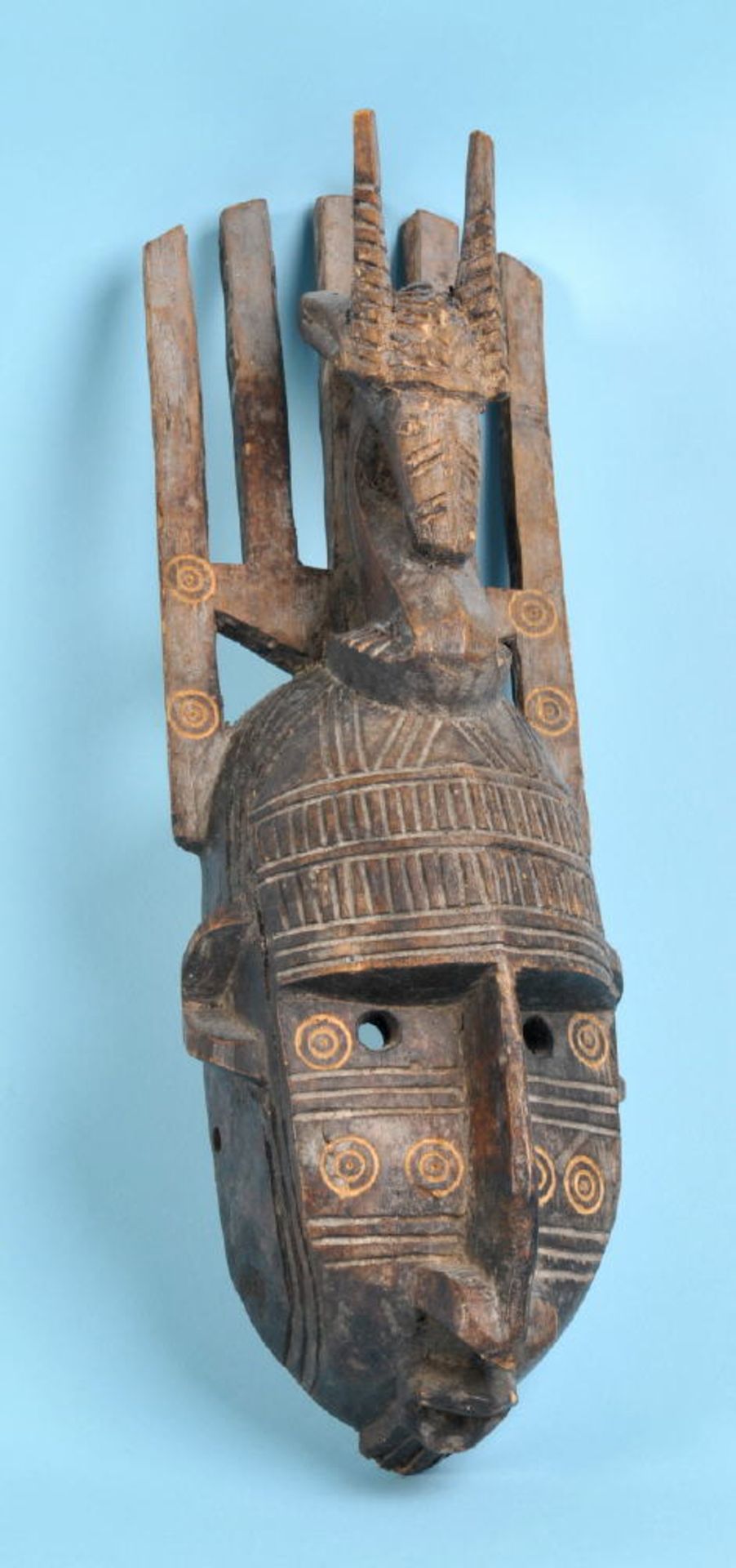 Afrikanische KultmaskeHolz, braun gebeizt, Bekrönung mit plast. Antilopenkopf, H= 44 cm