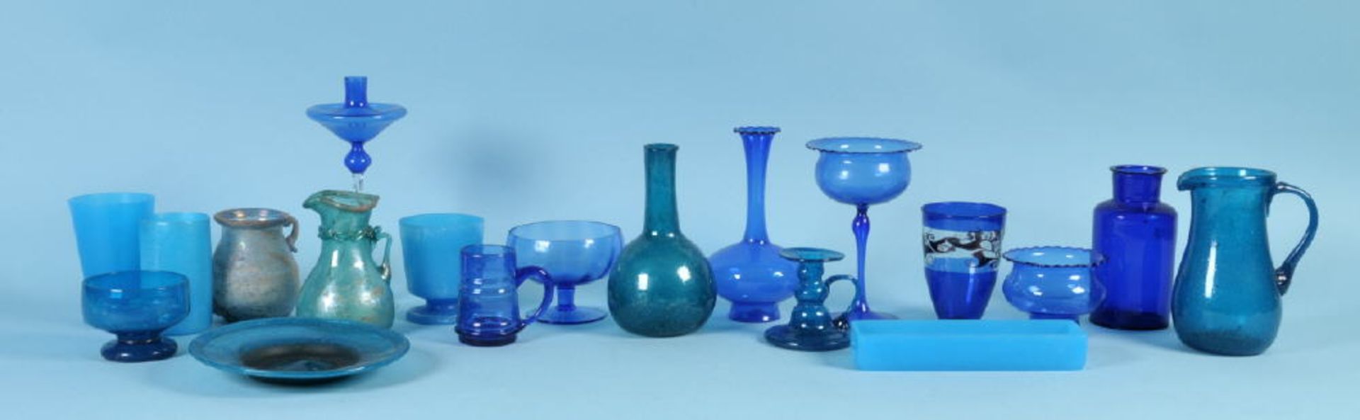 Glasteile, 19 Stückblaues Glas, versch. Formen u. Dekors, u.a. Becher, Vasen, Kerzenständer,