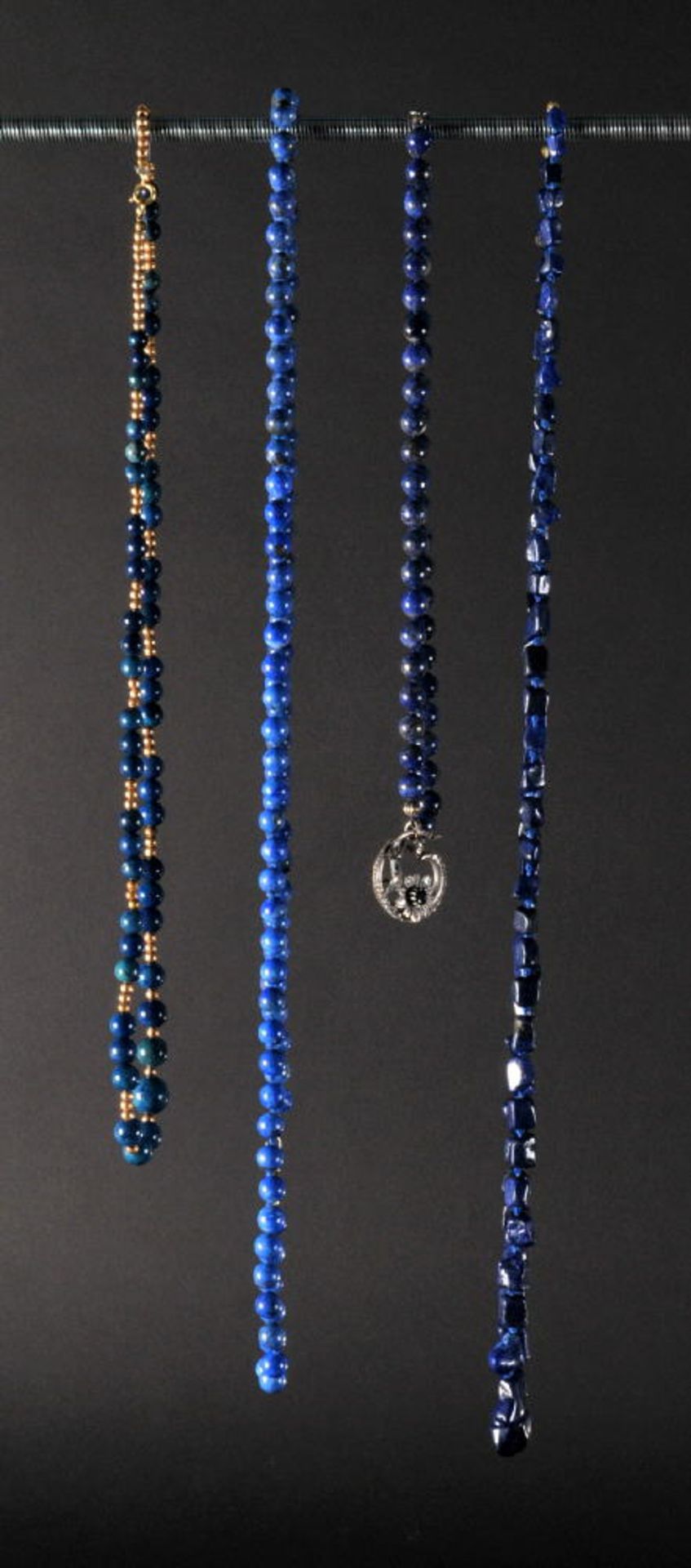 Halsketten, 4 StückLapislazuli, Schließen Metall, versch. Dekors, 1 mit Anhänger, L= ca. 44-80 cm