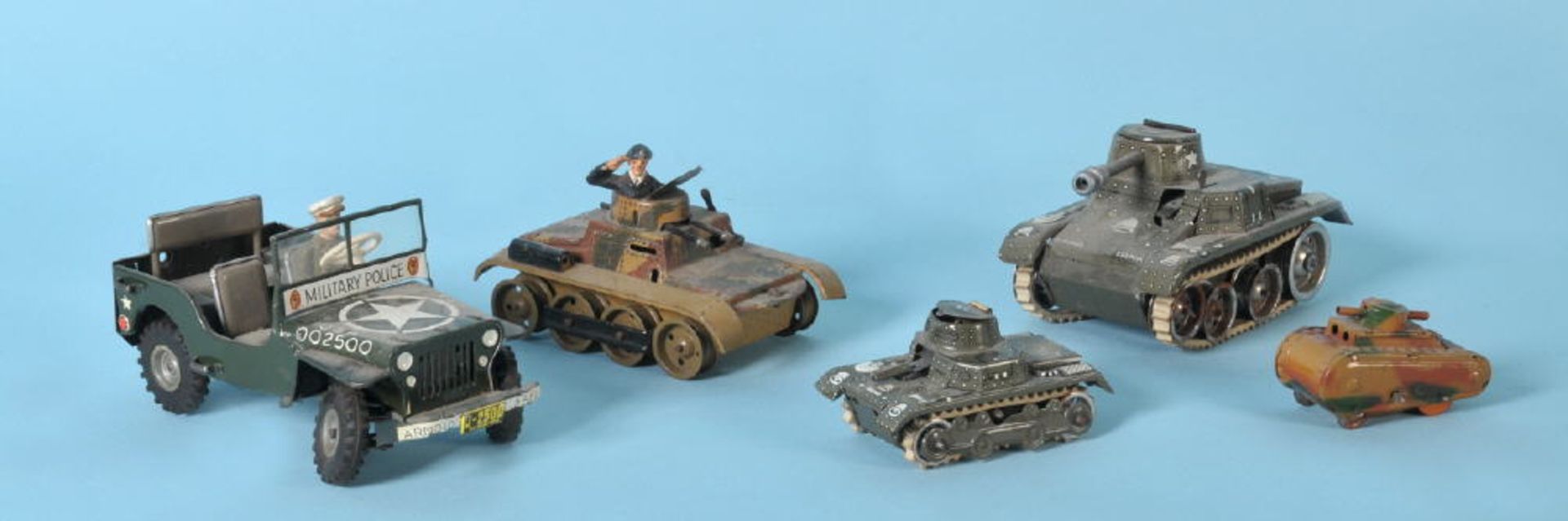 Militärfahrzeuge, 5 StückBlech, 2 mit Schlüsselaufzug, 4 Panzer, 1 Jeep (Arnold), teilw. leicht