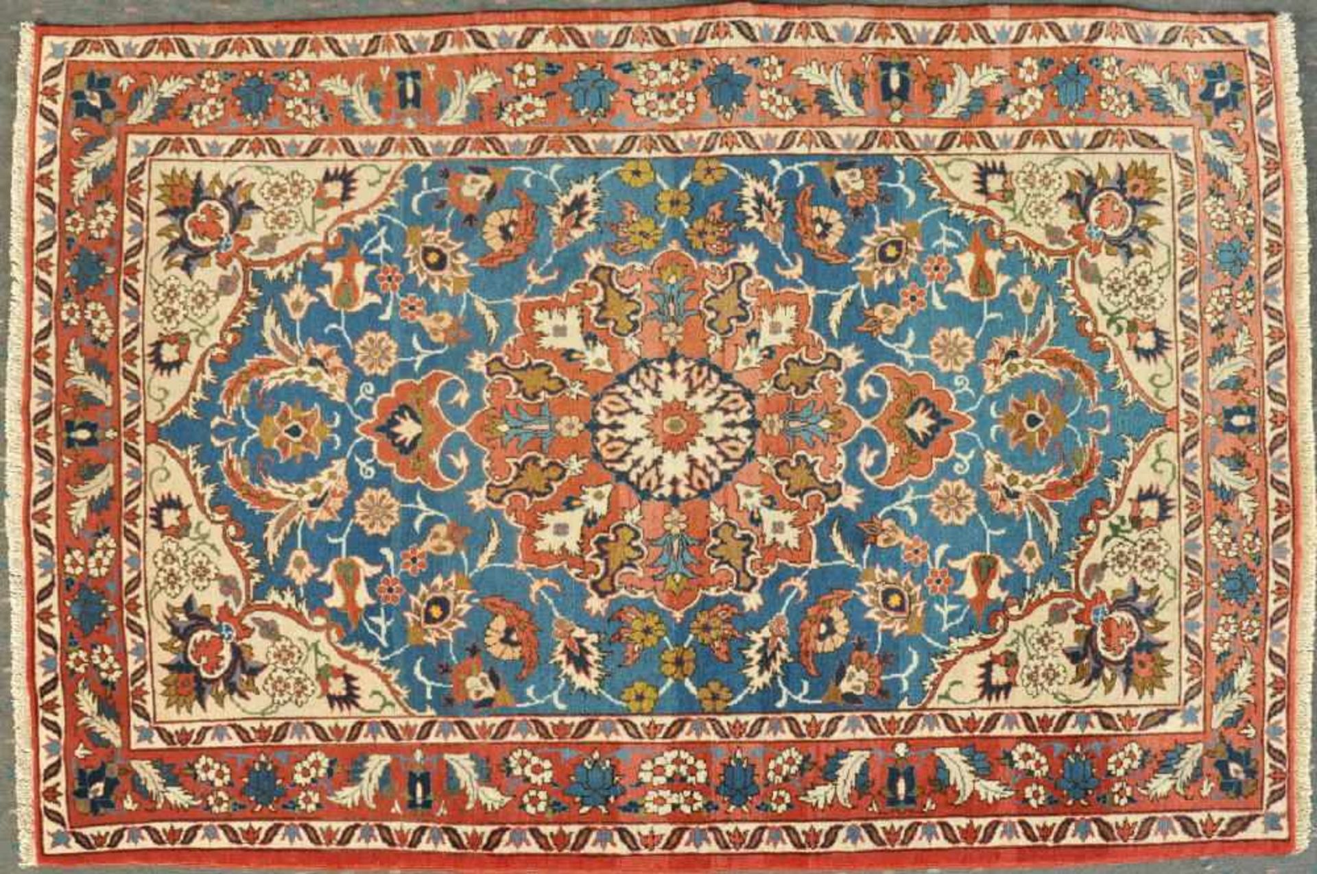 Isfahan, Persien, 106 x 152 cmälter, Wolle, feine Knüpfung, hellblaugrundig, großes, mehrfarb.