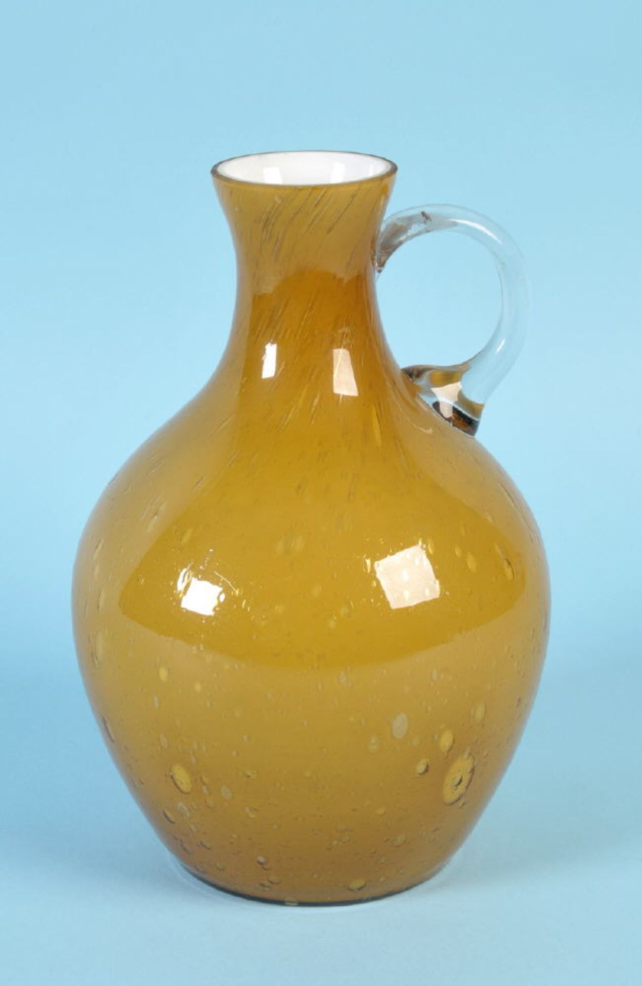 Henkelvasefarbloses Glas, innen weißer Überfang, honigfarben unterfangen, eingeschlossenes