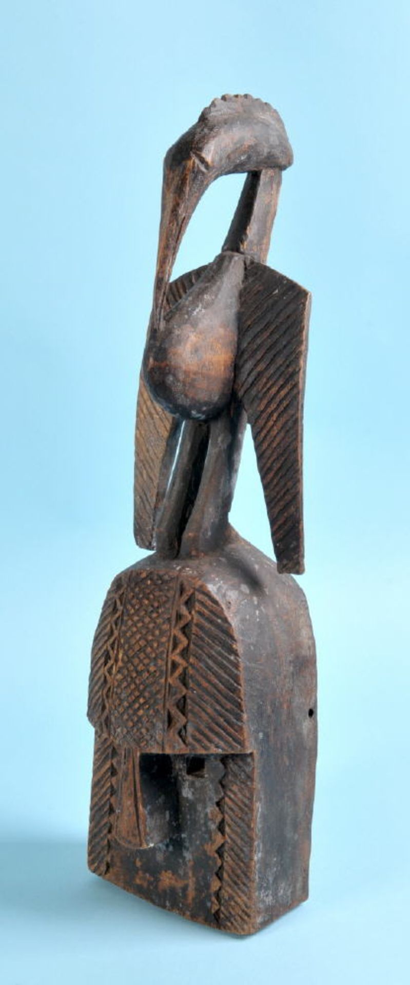 Afrikanische KultmaskeHolz, braun gebeizt, Bekrönung als plast. Vogelfigur, H= 53,5 cm, wohl Senufo,