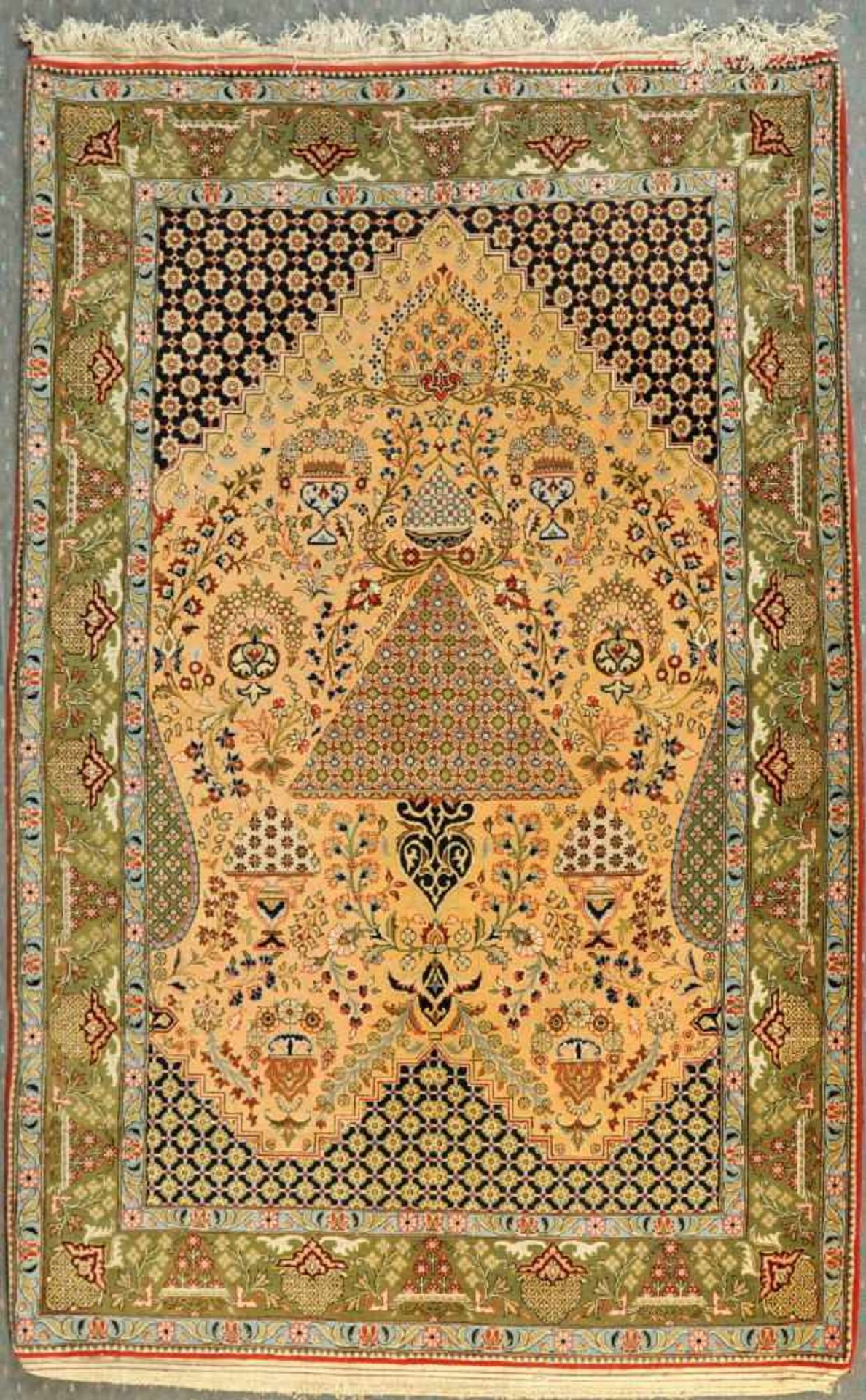 Gebets-Ghoum, Persien, 133 x 209 cmWolle mit Seide auf Seide, feine Knüpfung, beigegrundig,