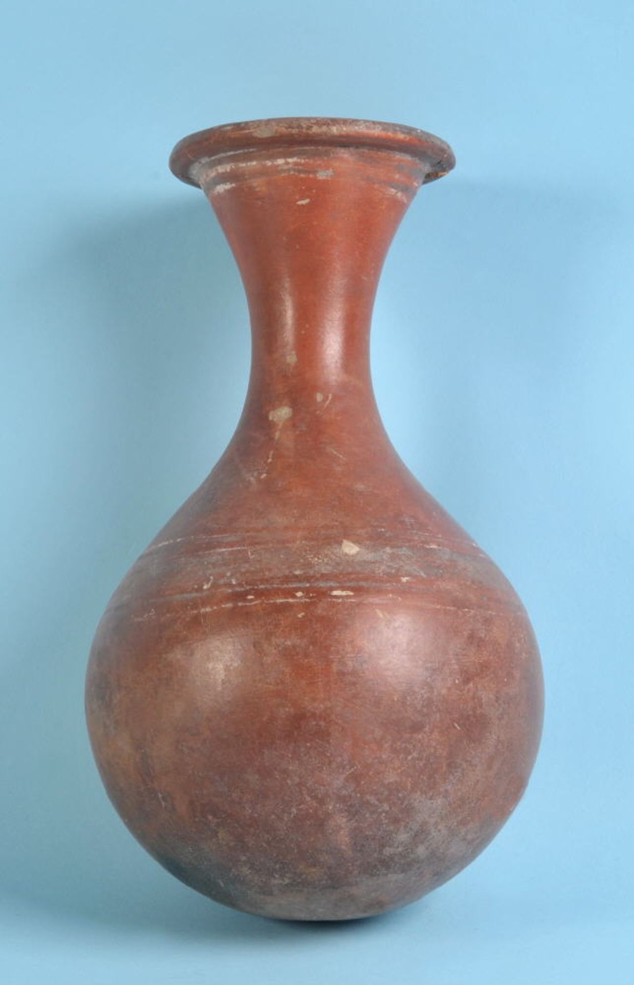 Flaschegebrannter Ton, Reste von weißer Bemalung, Balusterform, H= 32 cm, Afrika, leicht best., Rand