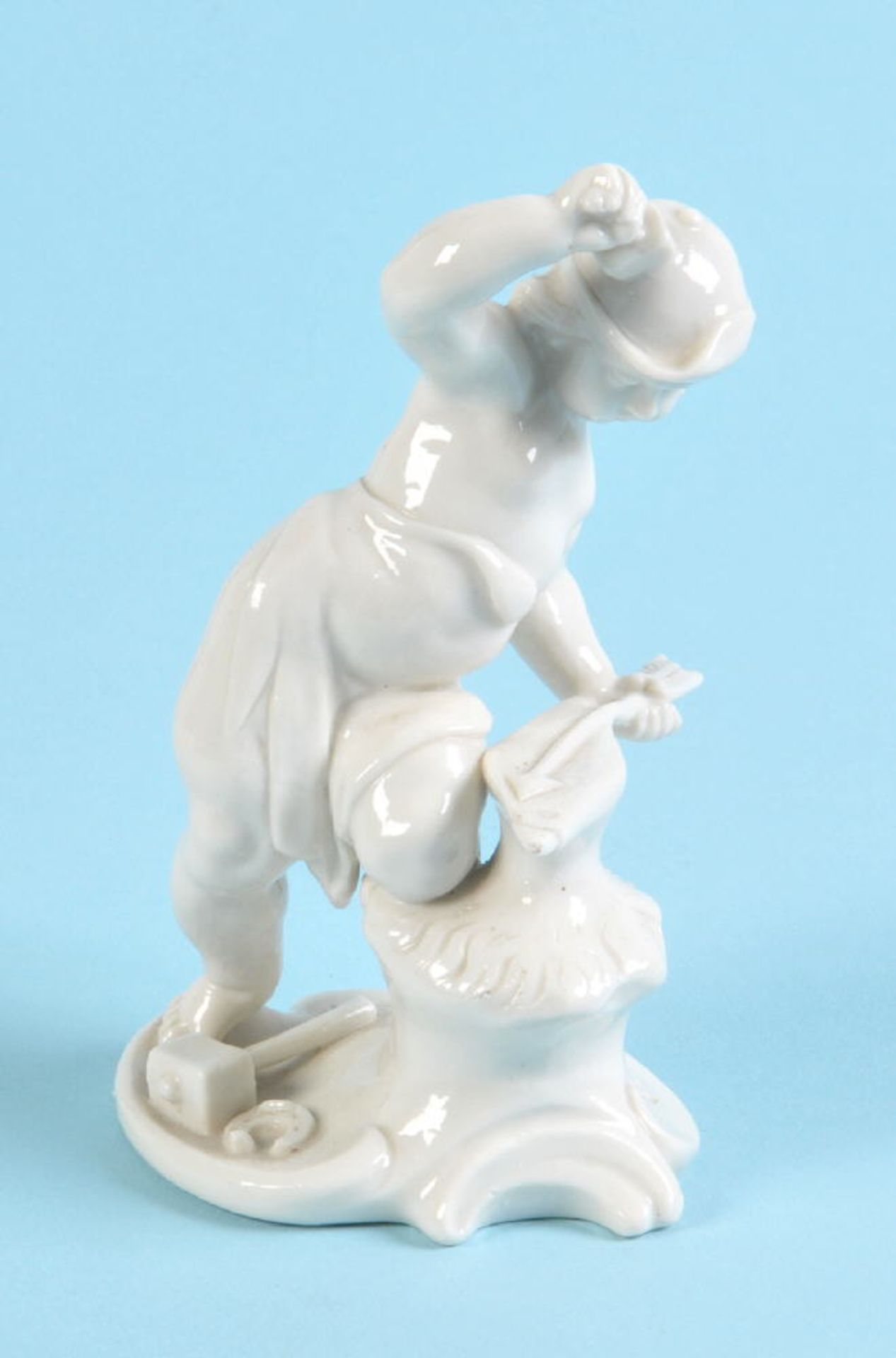 Figur - Putto als Schmied "Nymphenburg"Porzellan, weiß, auf geschw. Sockel, H= 11,5 cm, Modell-