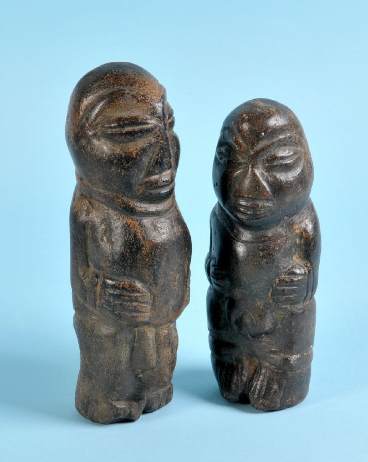 Afrikanische Kultfiguren, 2 Stück - FruchtbarkeitsfigurenStein, braun patiniert, H= 18/21 cm,