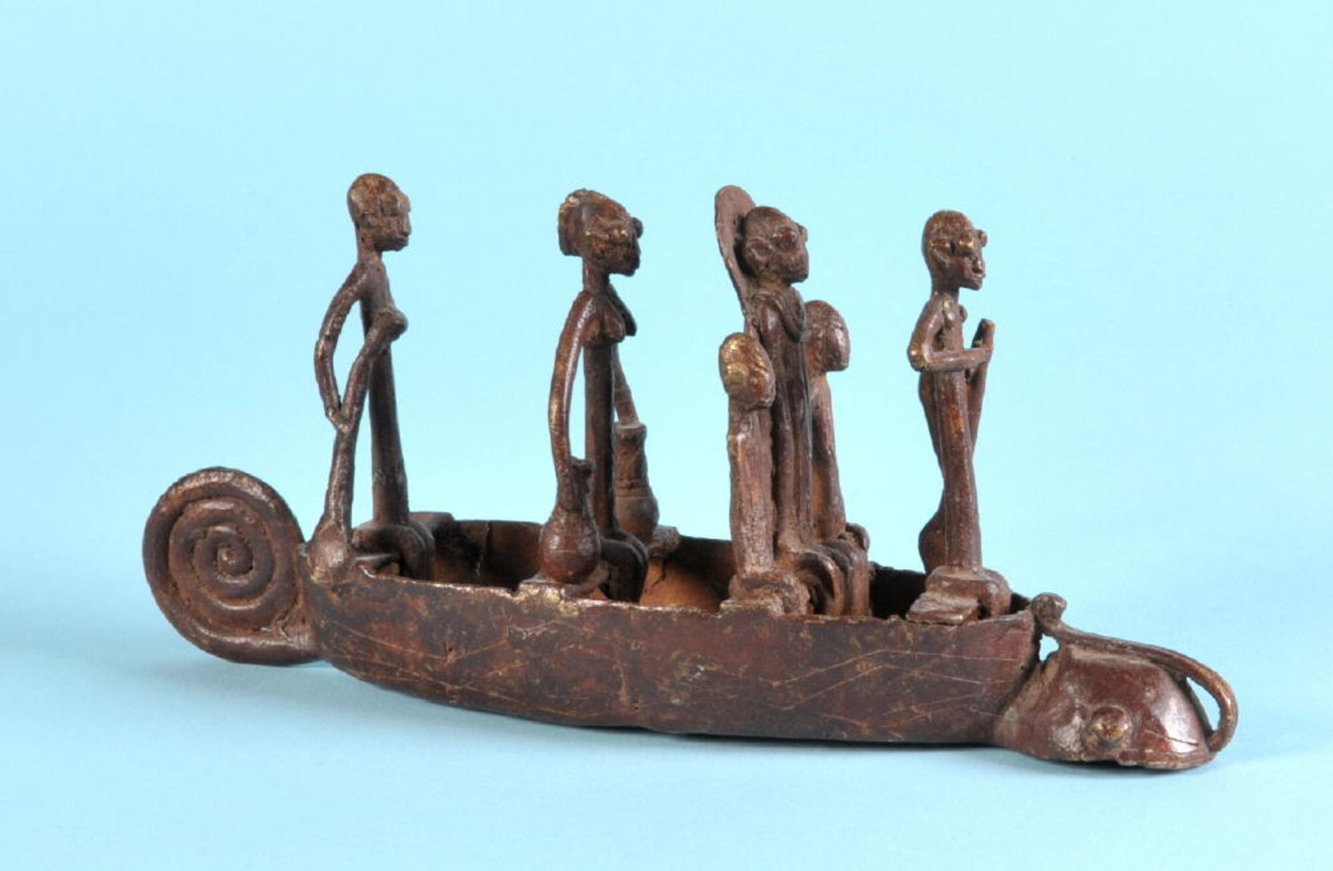 Afrikanisches GoldgewichtBronze, dunkel patiniert, Form als Boot mit 6 Personen, H= 11,5 cm,