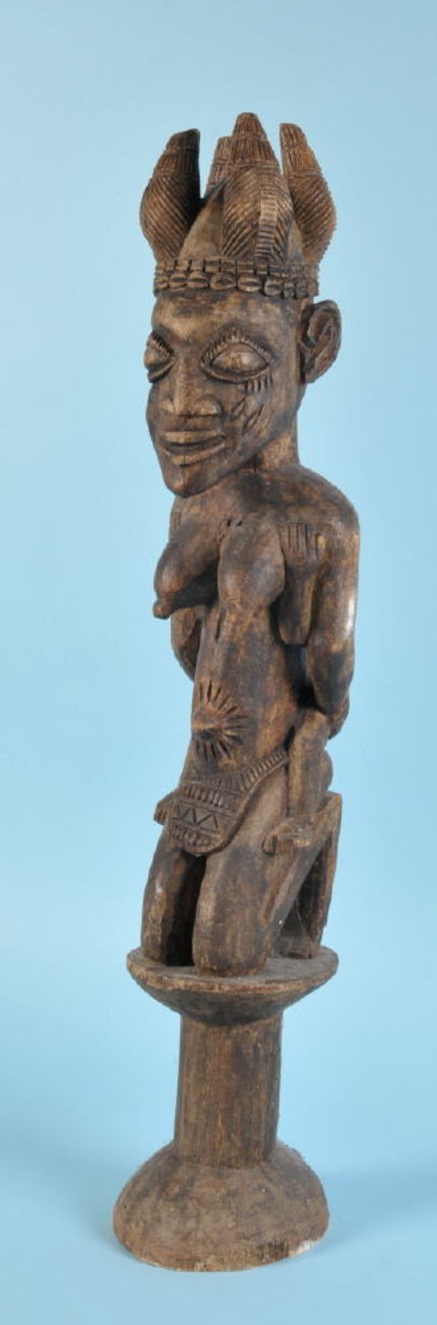 Afrikanische Kultfigur - Kniende Frau mit KindHolz, braun gebeizt, auf Sockel, H= 74,5 cm, Yoruba,