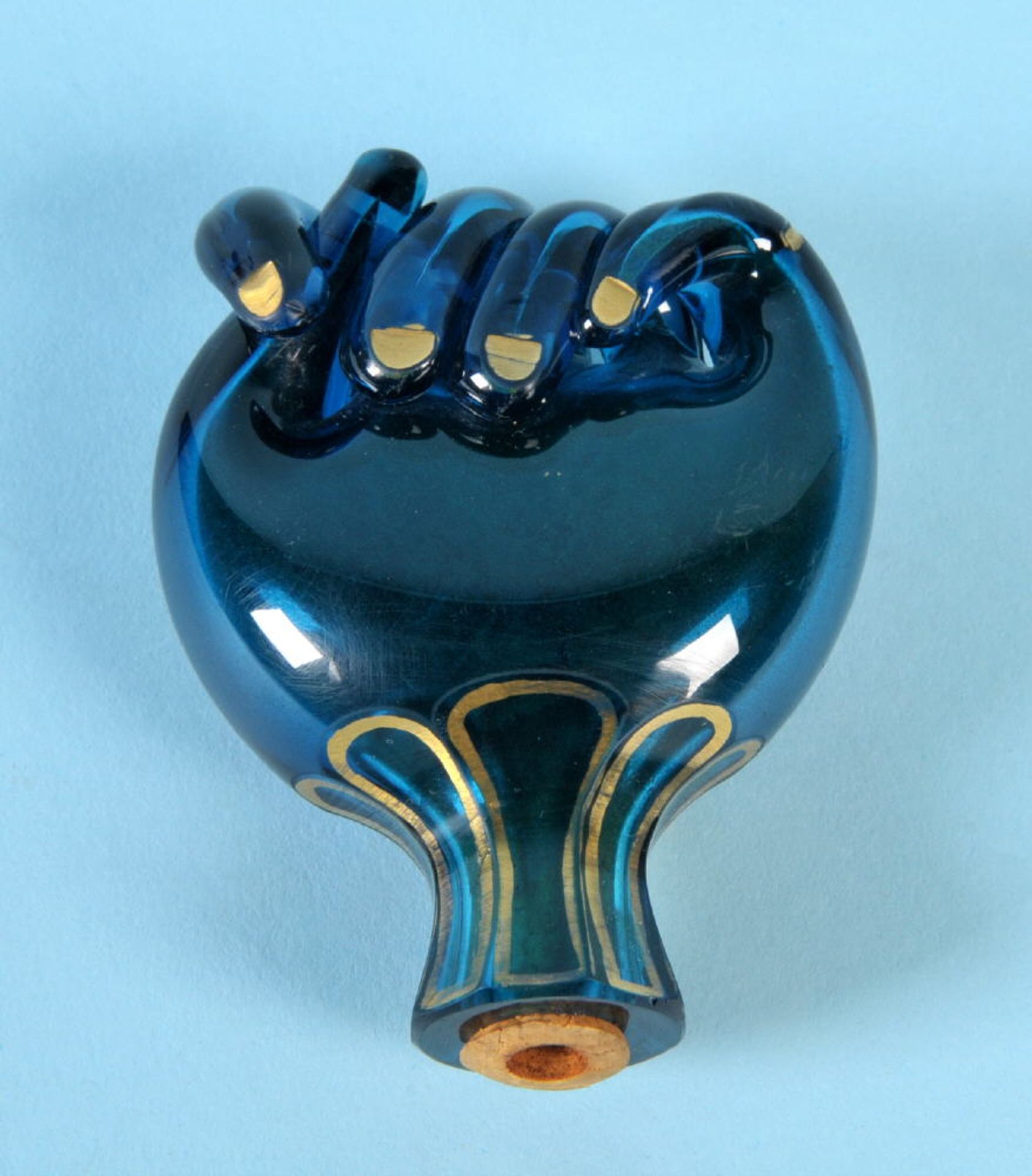 Snuffbottlefarbloses Glas, blau unterfangen, Golddekor, Form als Faust, H= 8 cm, monogr. "AF"