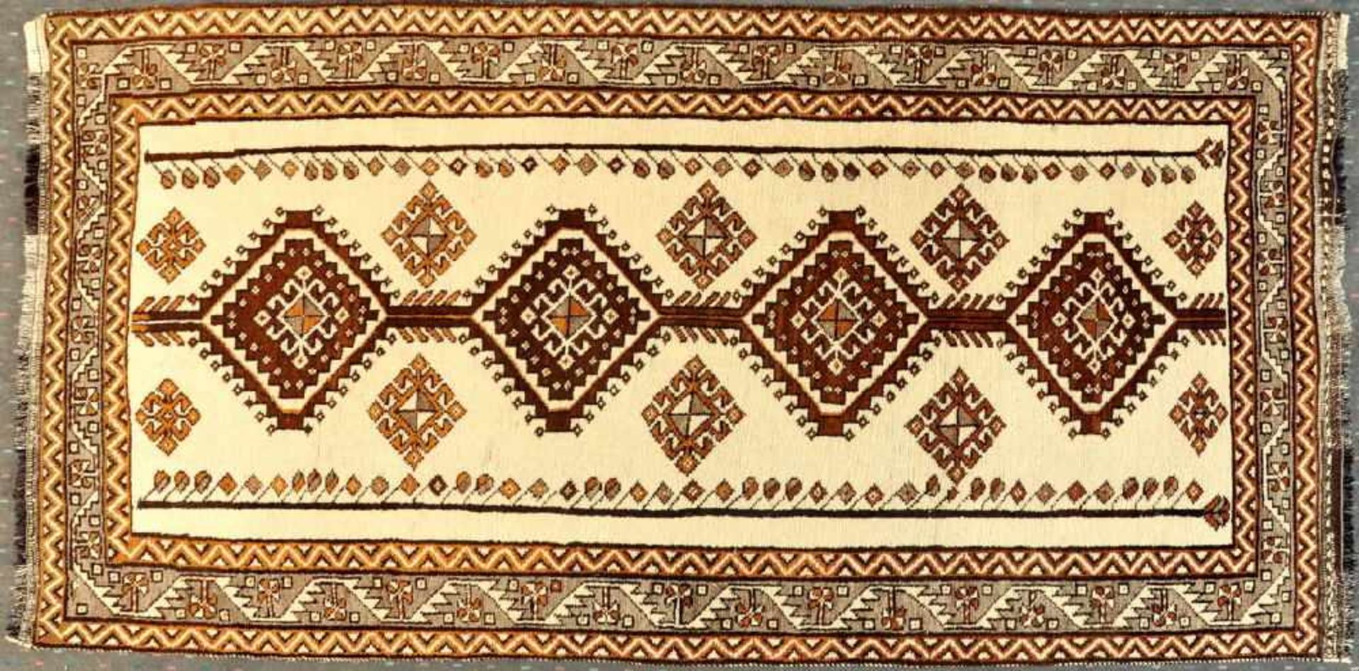 Gabbeh, Persien, 112 x 210 cmälter, Wolle, hellgrundig, 4 fortlaufende, Zacken-