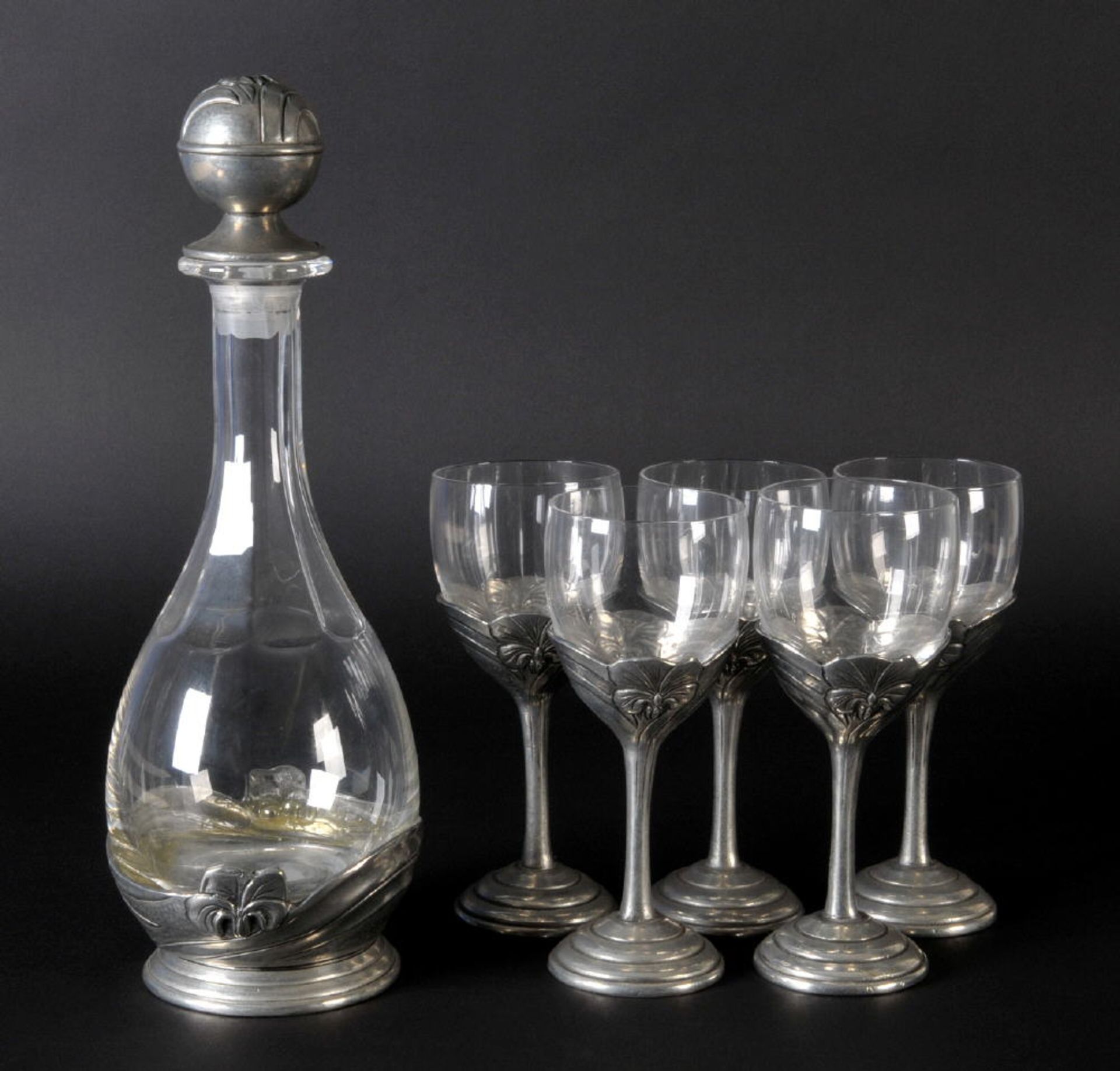 Karaffe mit Stöpsel und 5 Gläsernfarbloses Glas/Zinn, strukturiertes Ornamentdekor, Gläser H= 19 cm,