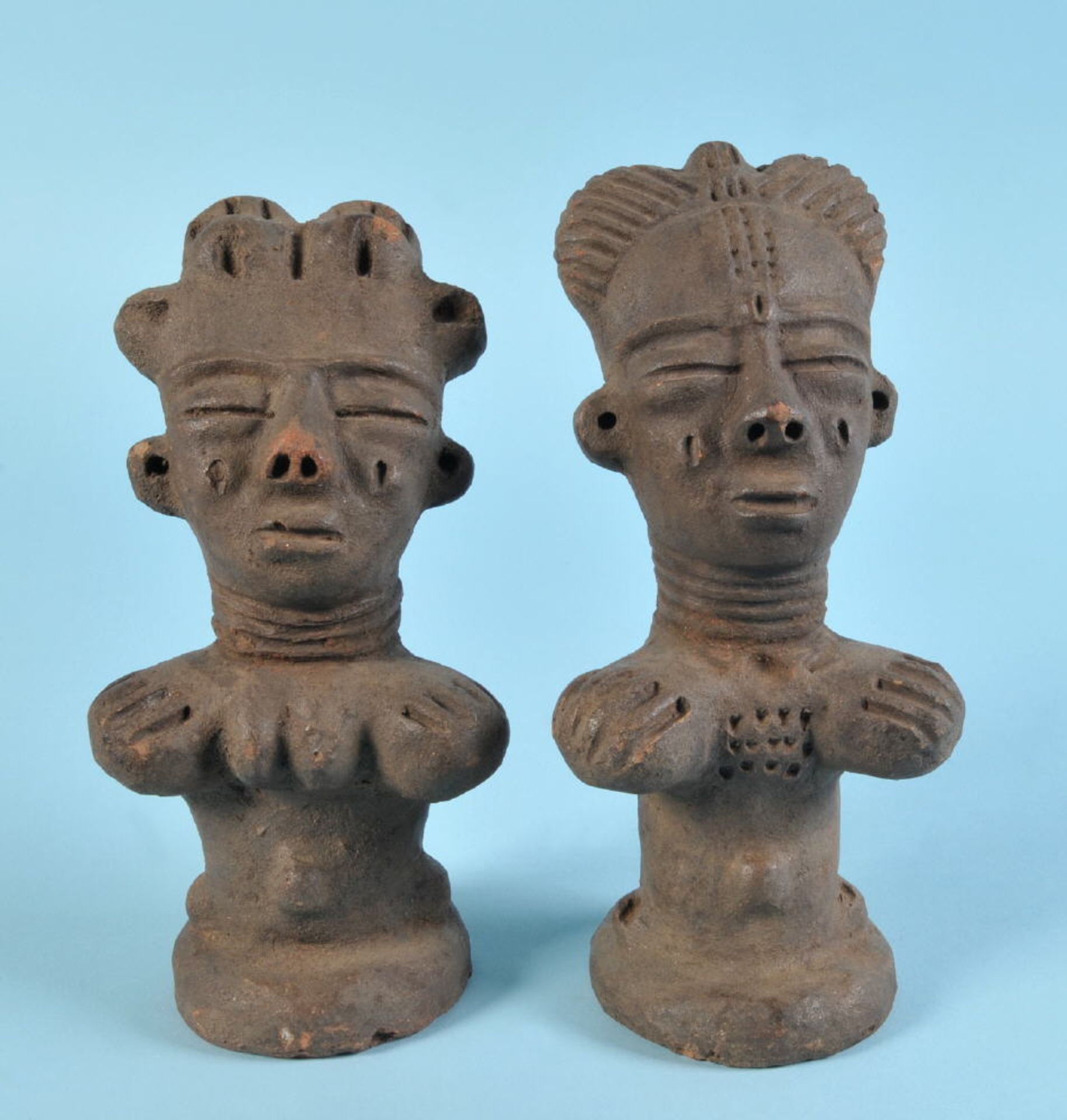 Afrikanische Kultfiguren, 2 StückTon, braun patiniert, H= 21,5/23,5 cm, Djenne, Mali od. Niger-