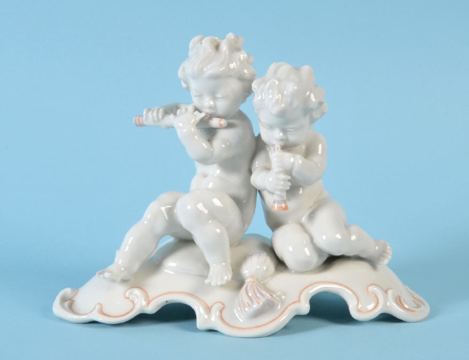 Figurengruppe - Musizierendes Puttenpaar "Hutschenreuther"Porzellan, teilw. farbig gefasst, auf