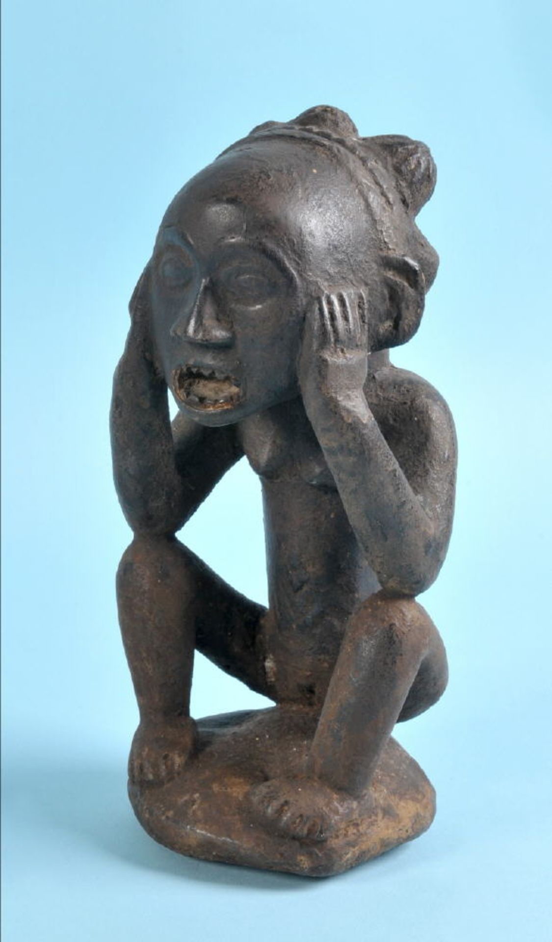 Afrikanische Kultfigur - Sitzendes MädchenHolz, braun gebeizt, auf Sockel, H= 26 cm, Lega/Hemba,